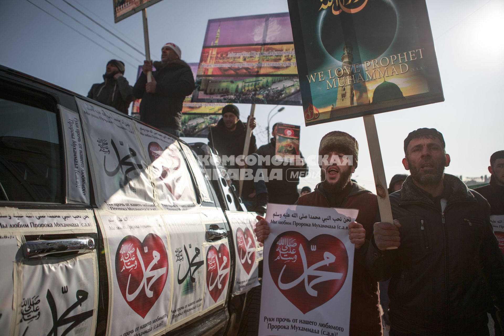 Митинг в Грозном против карикатур на пророка Мухаммеда, которые рисует франзуский журнал \"Шарли Эбдо\".