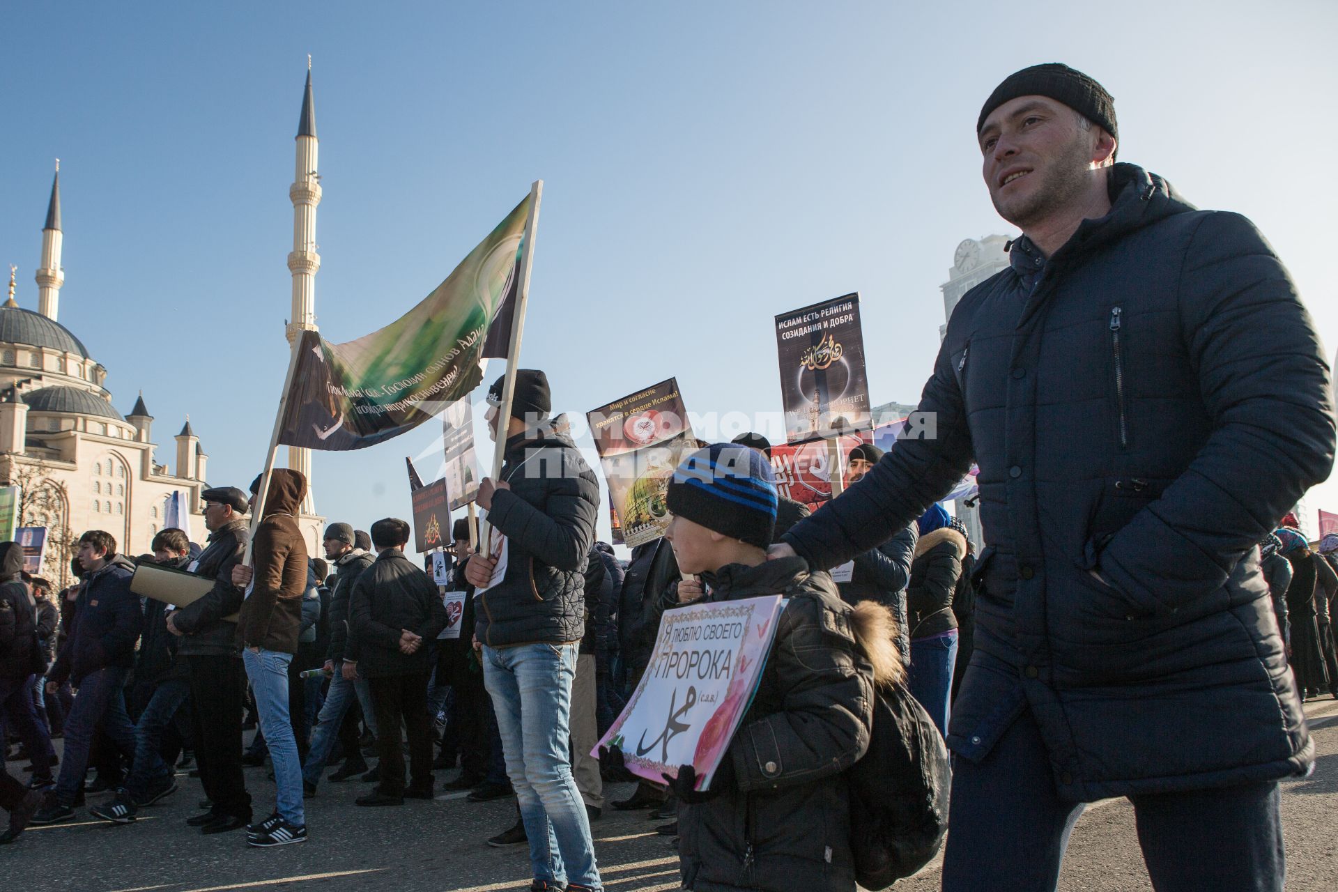 Митинг в Грозном против карикатур на пророка Мухаммеда, которые рисует франзуский журнал \"Шарли Эбдо\".