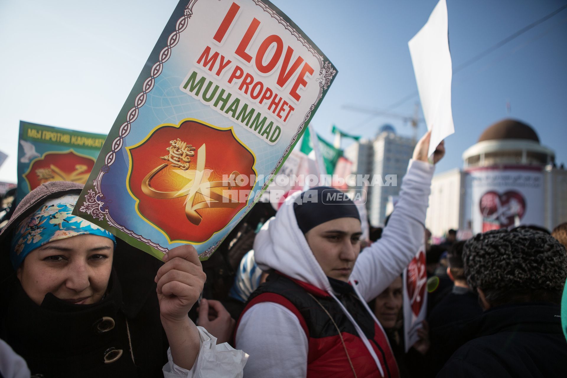 Митинг в Грозном против карикатур на пророка Мухаммеда, которые рисует франзуский журнал \"Шарли Эбдо\".