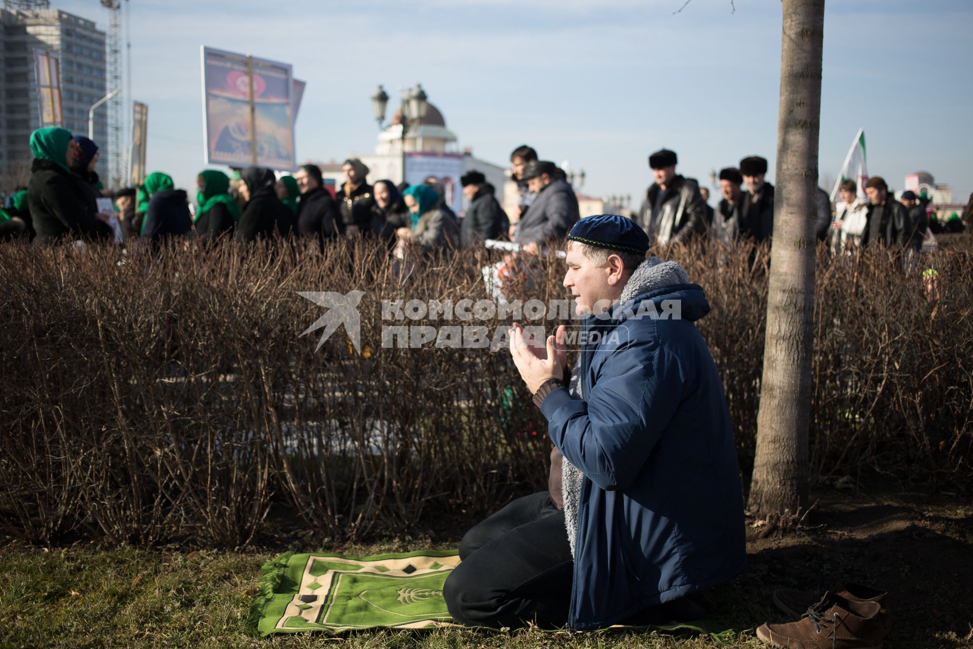 Митинг в Грозном против карикатур на пророка Мухаммеда, которые рисует франзуский журнал \"Шарли Эбдо\". Мероприятие завершилось массовым намазом.