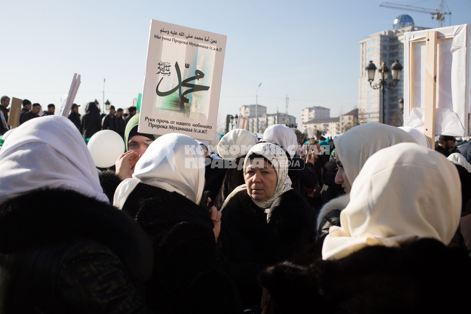 Митинг в Грозном против карикатур на пророка Мухаммеда, которые рисует франзуский журнал \"Шарли Эбдо\".