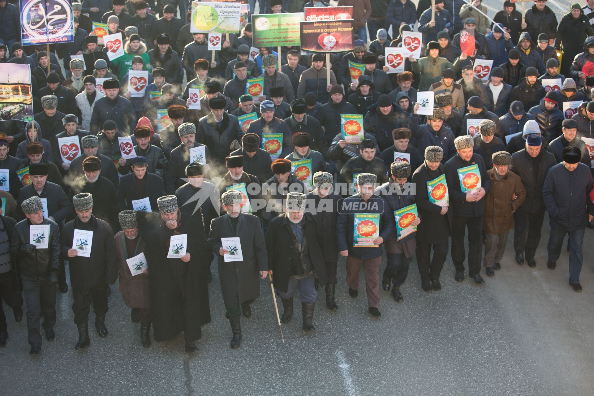 Митинг в Грозном против карикатур на пророка Мухаммеда, которые рисует франзуский журнал \"Шарли Эбдо\".