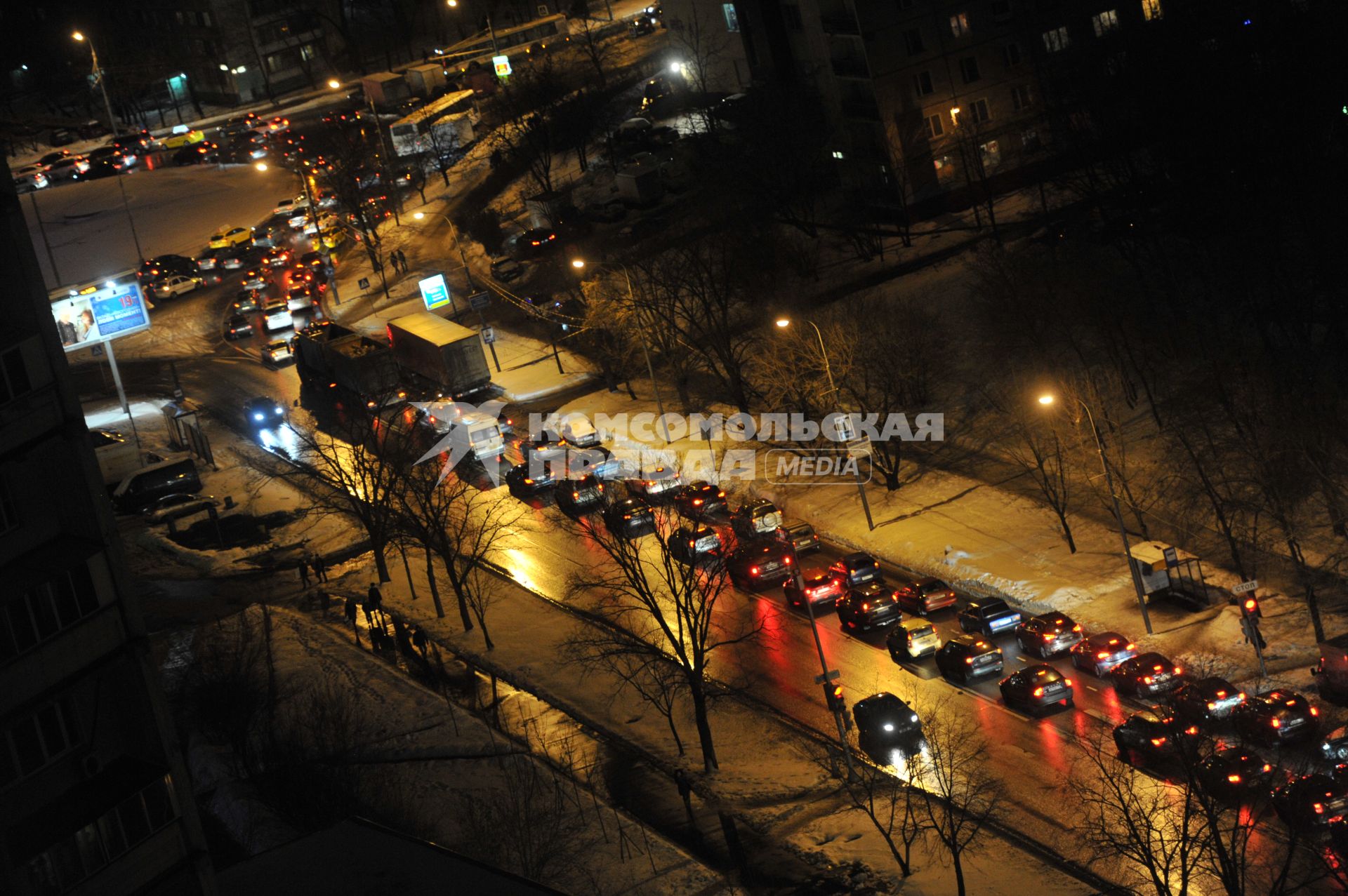 Автомобильная пробка на  ул. Молдагуловой в Москве