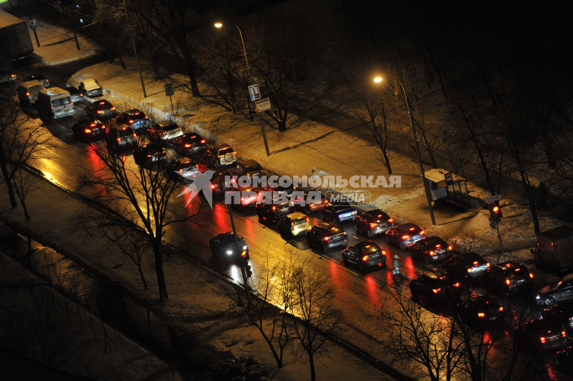 Автомобильная пробка на  ул. Молдагуловой в Москве