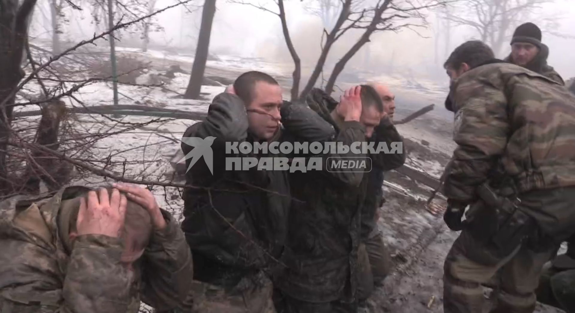 Донецк. На снимке: командир отряда ополченцев `Сомали` Гиви (второй справа) допрашивает пленных украинских военных, захваченных ополченцами в районе аэропорта.