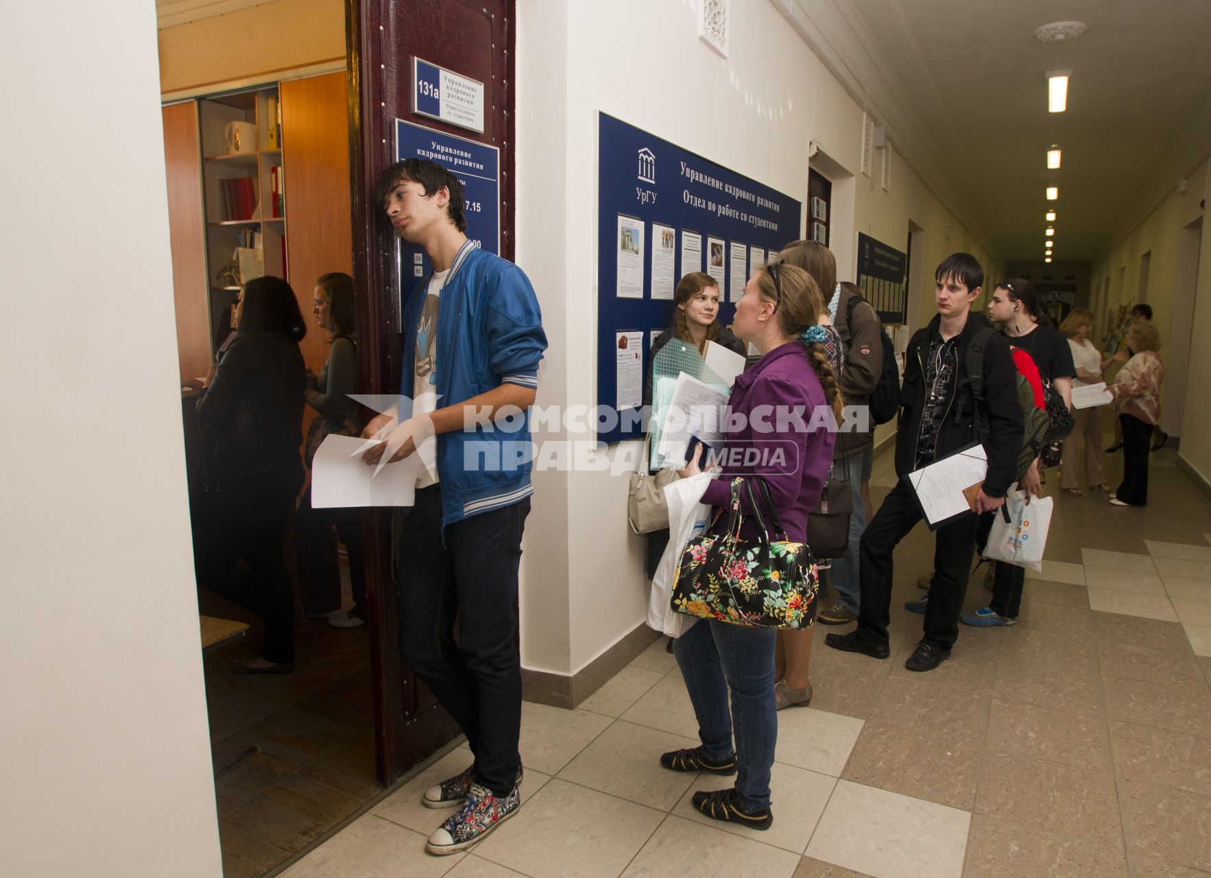 Абитуриенты стоят в очереди на подачу документов в приемную комиссию Уральского Федерального университета в Екатеринбурга