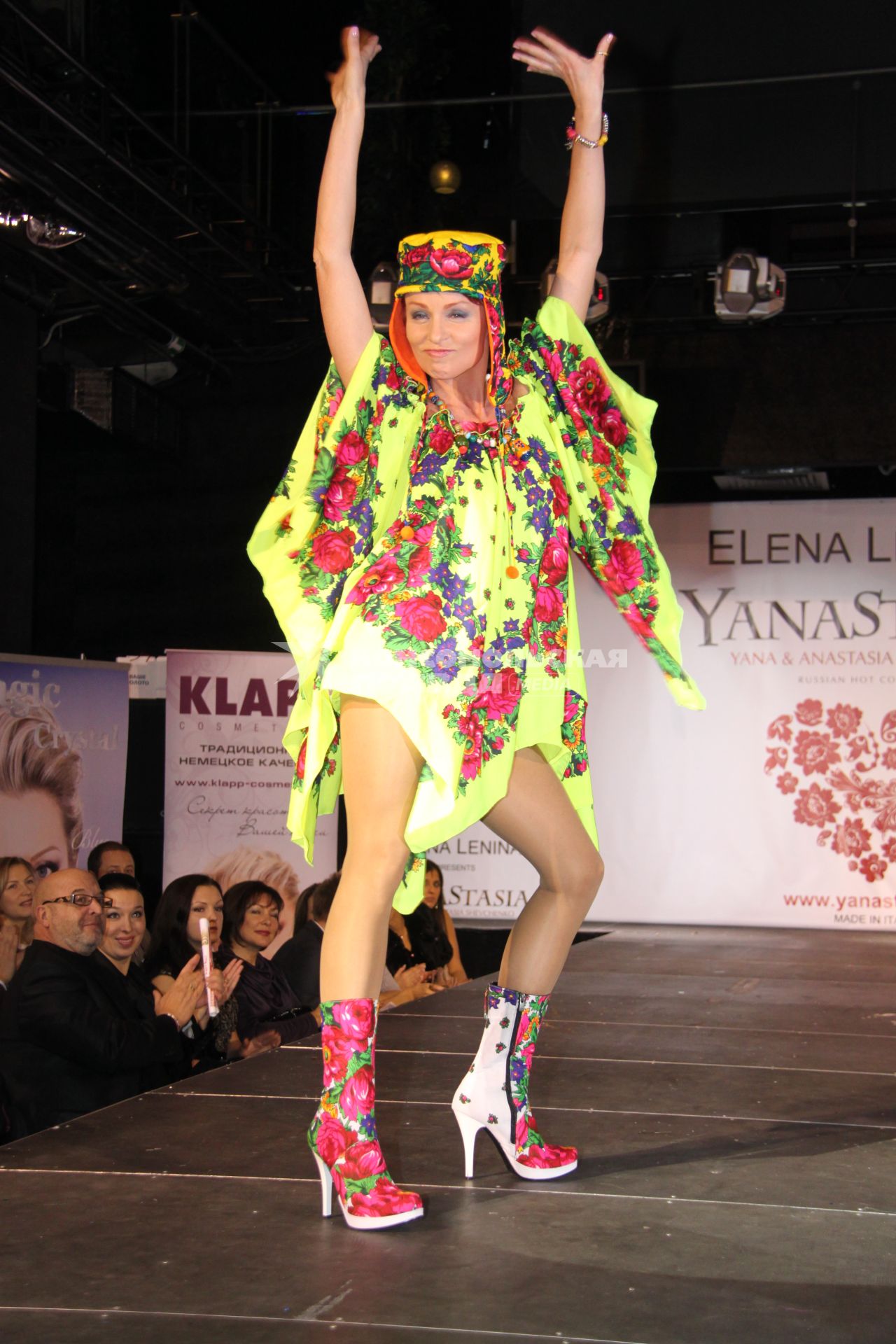 Диск48. Дефиле YanaStasia presented by ELena Lenina. 2010 год. На снимке: актриса Эппле Жанна