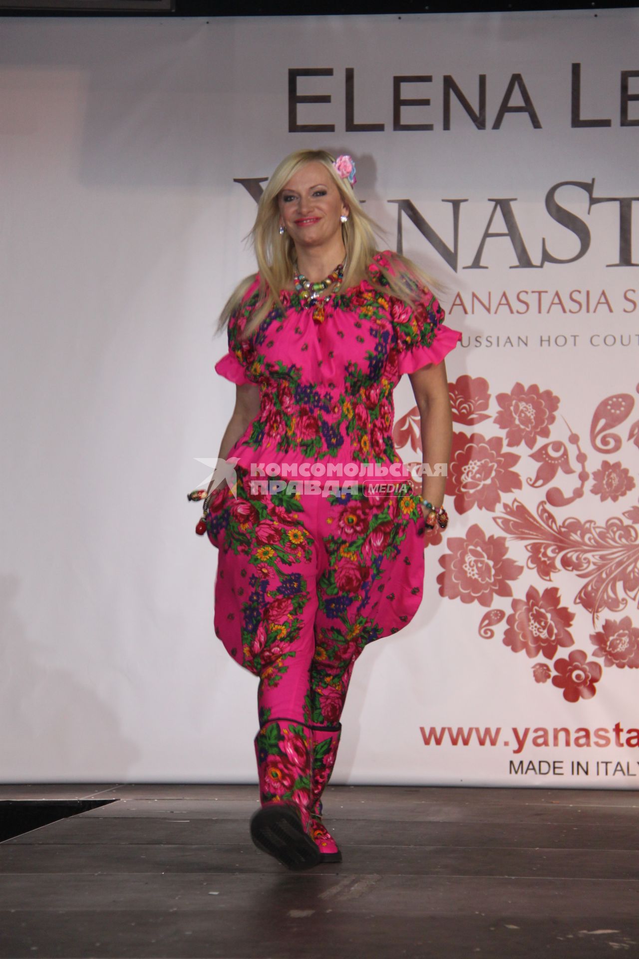 Диск48. Дефиле YanaStasia presented by ELena Lenina. 2010 год. На снимке: певица Гулькина Наталья