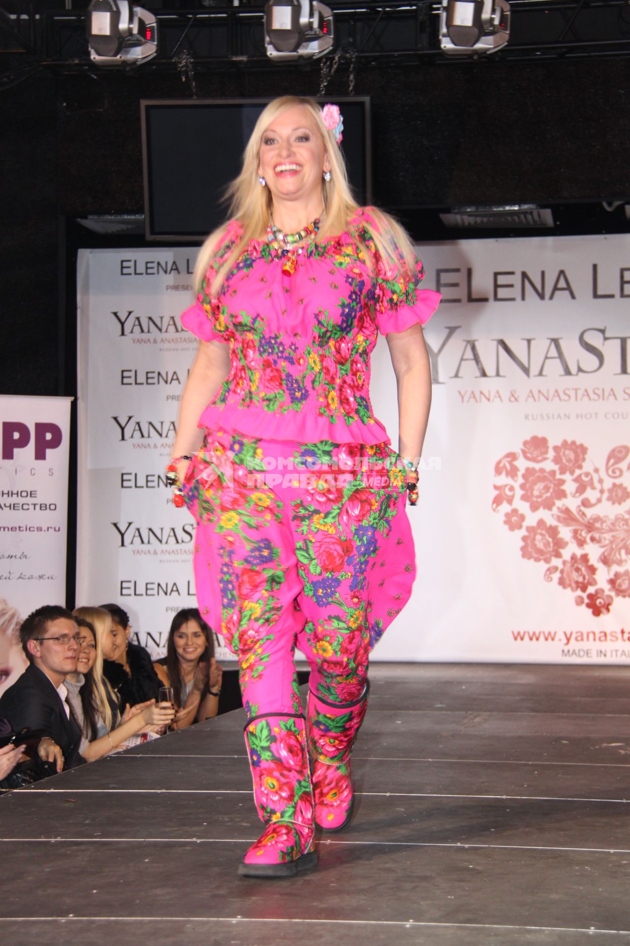 Диск48. Дефиле YanaStasia presented by ELena Lenina. 2010 год. На снимке: певица Гулькина Наталья