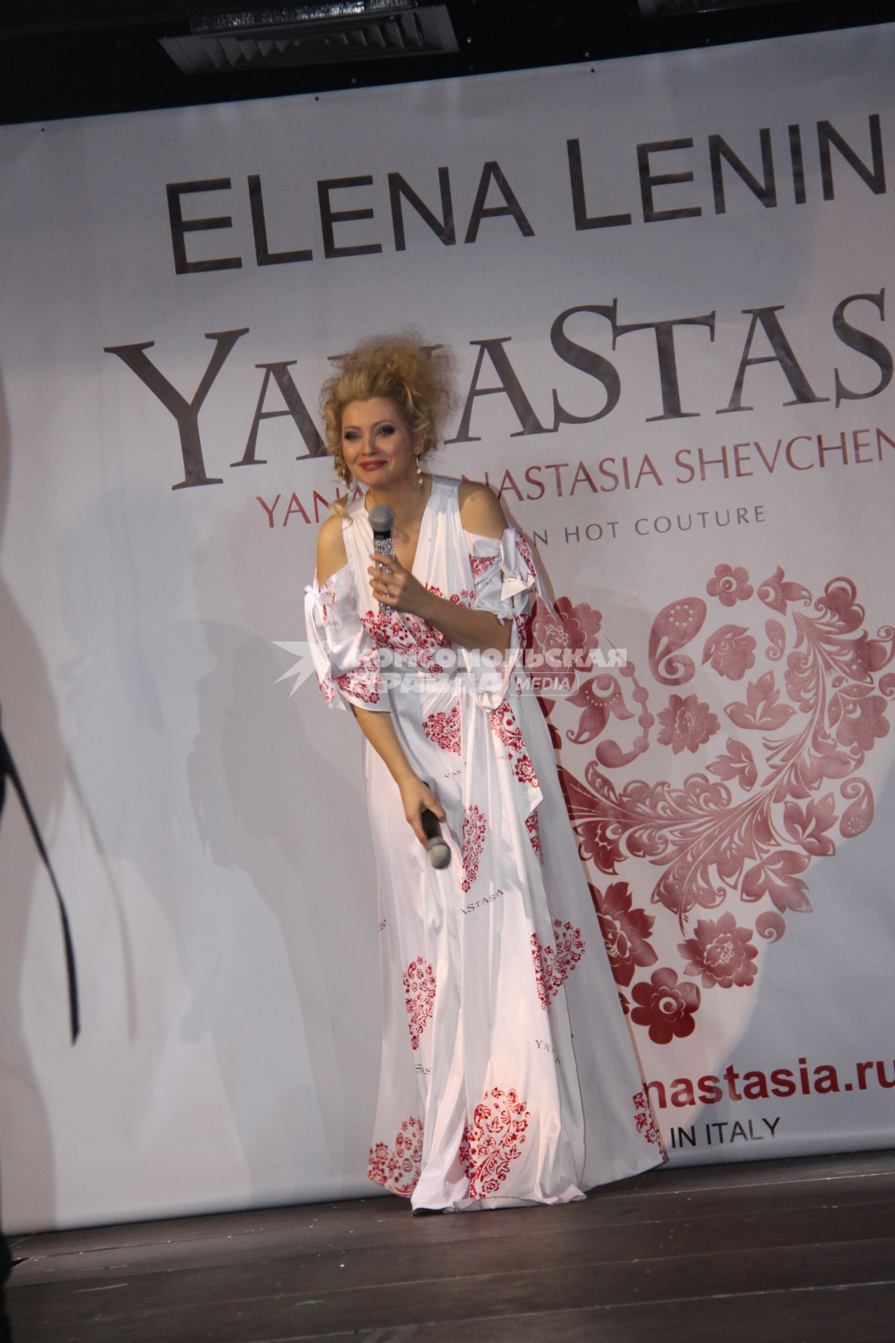 Диск48. Дефиле YanaStasia presented by ELena Lenina. 2010 год. На снимке: писательница Ленина Елена