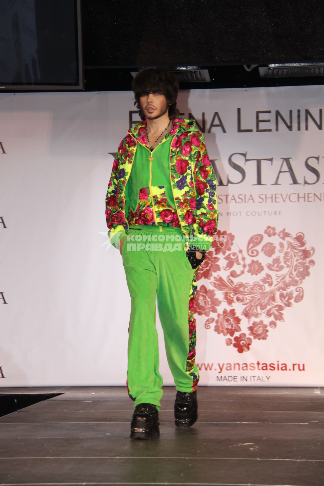 Диск48. Дефиле YanaStasia presented by ELena Lenina. 2010 год. На снимке: стилист Зверев Сергей