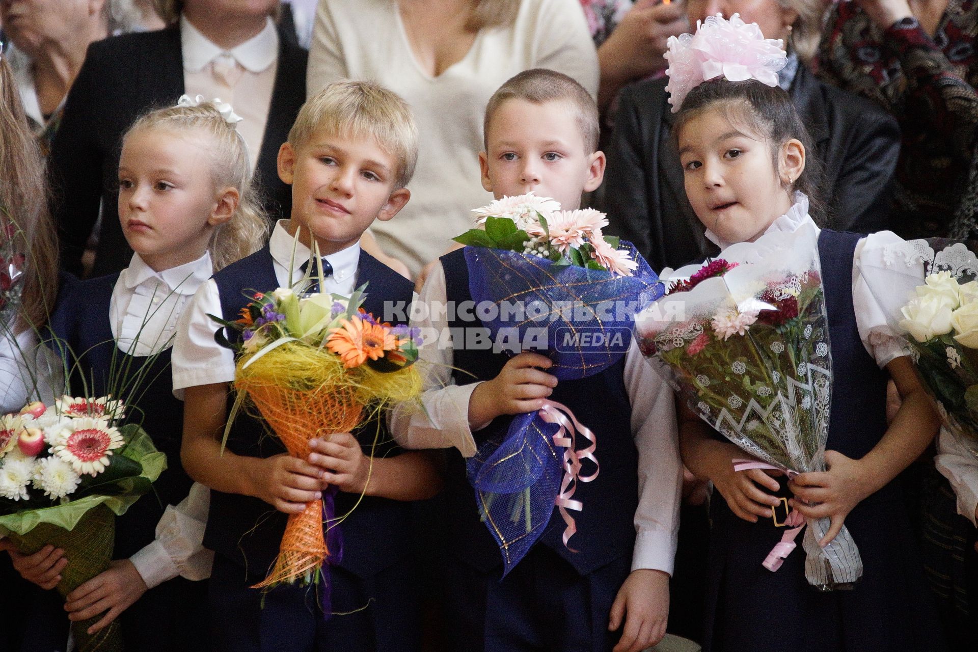 дети с букетами цветов на школьной линейке 1 сентября.