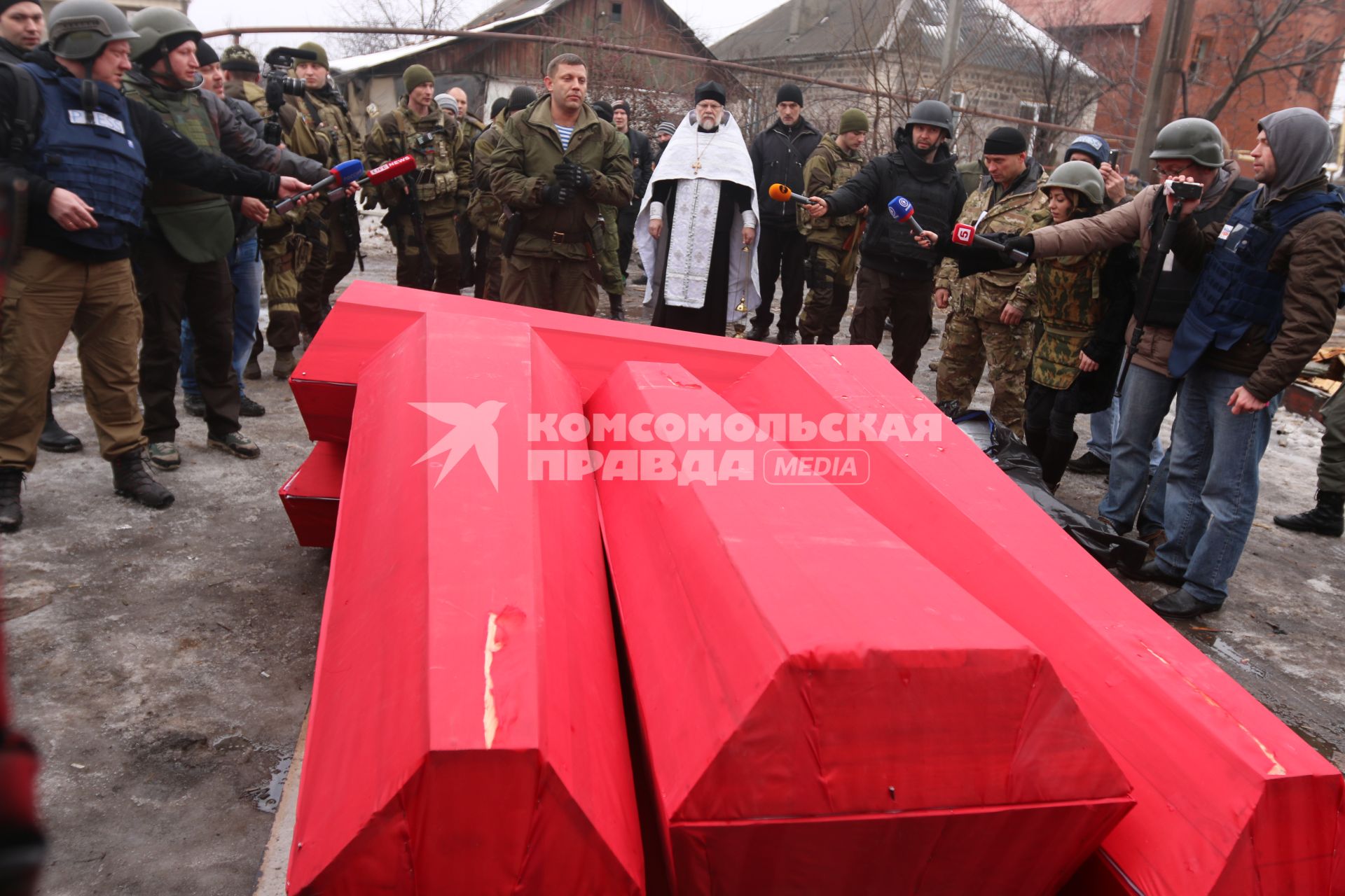 Донецк. Глава ДНР Александр Захарченко (в центре) во время 
отпевания и передачи тел украинских военных, погибших в аэропорту.