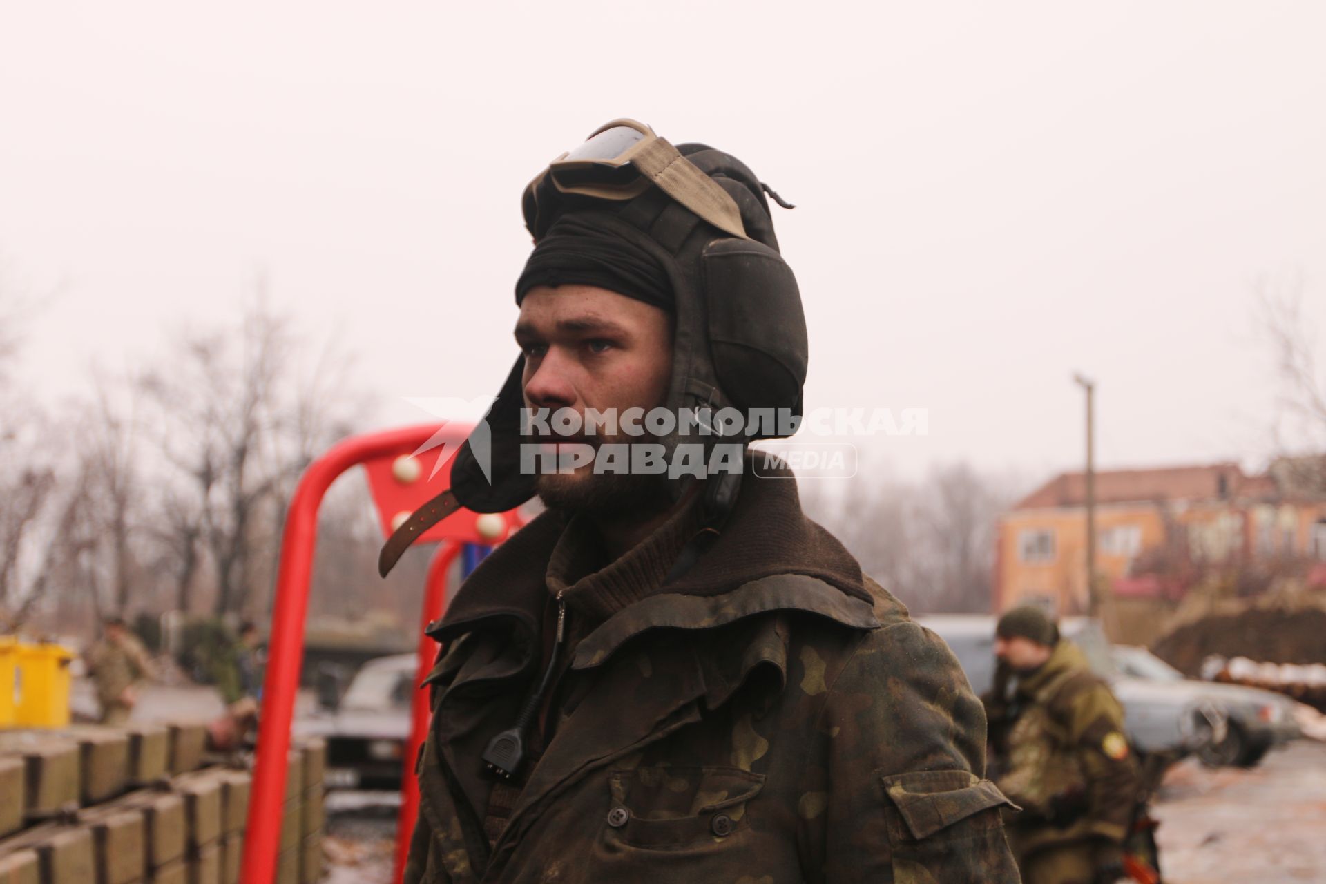 Донецк. Боец ДНР во время передачи тел украинских военных, погибших в аэропорту.