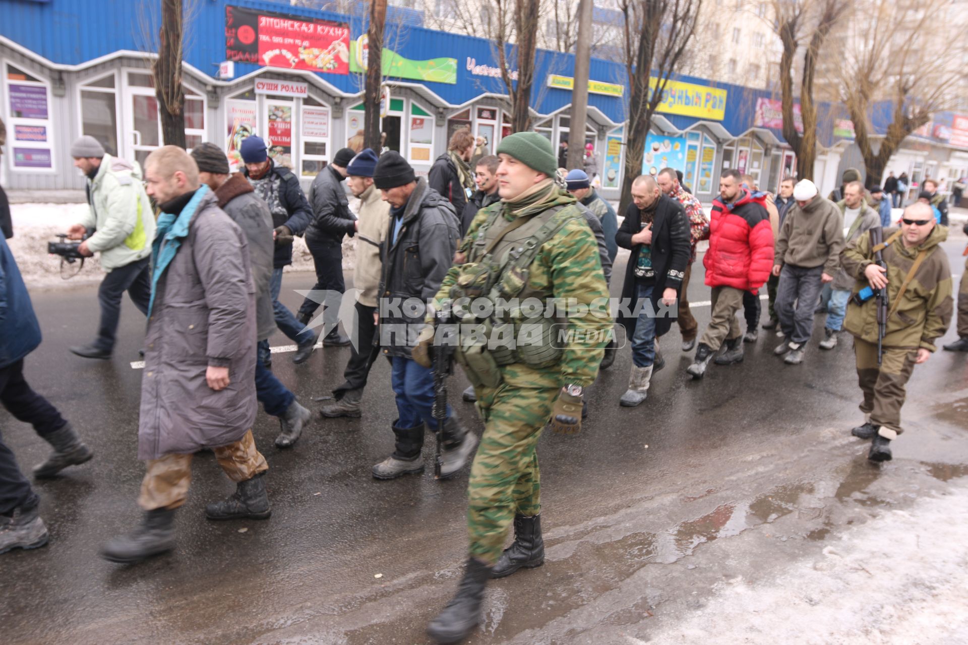 Донецк. Украинские военнопленные идут под конвоем по городу.