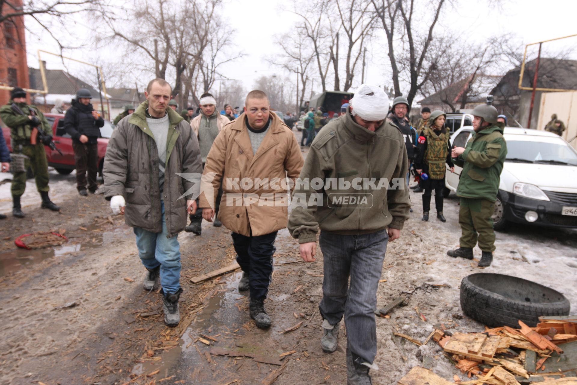 Донецк. Украинские военнопленные идут под конвоем по городу.