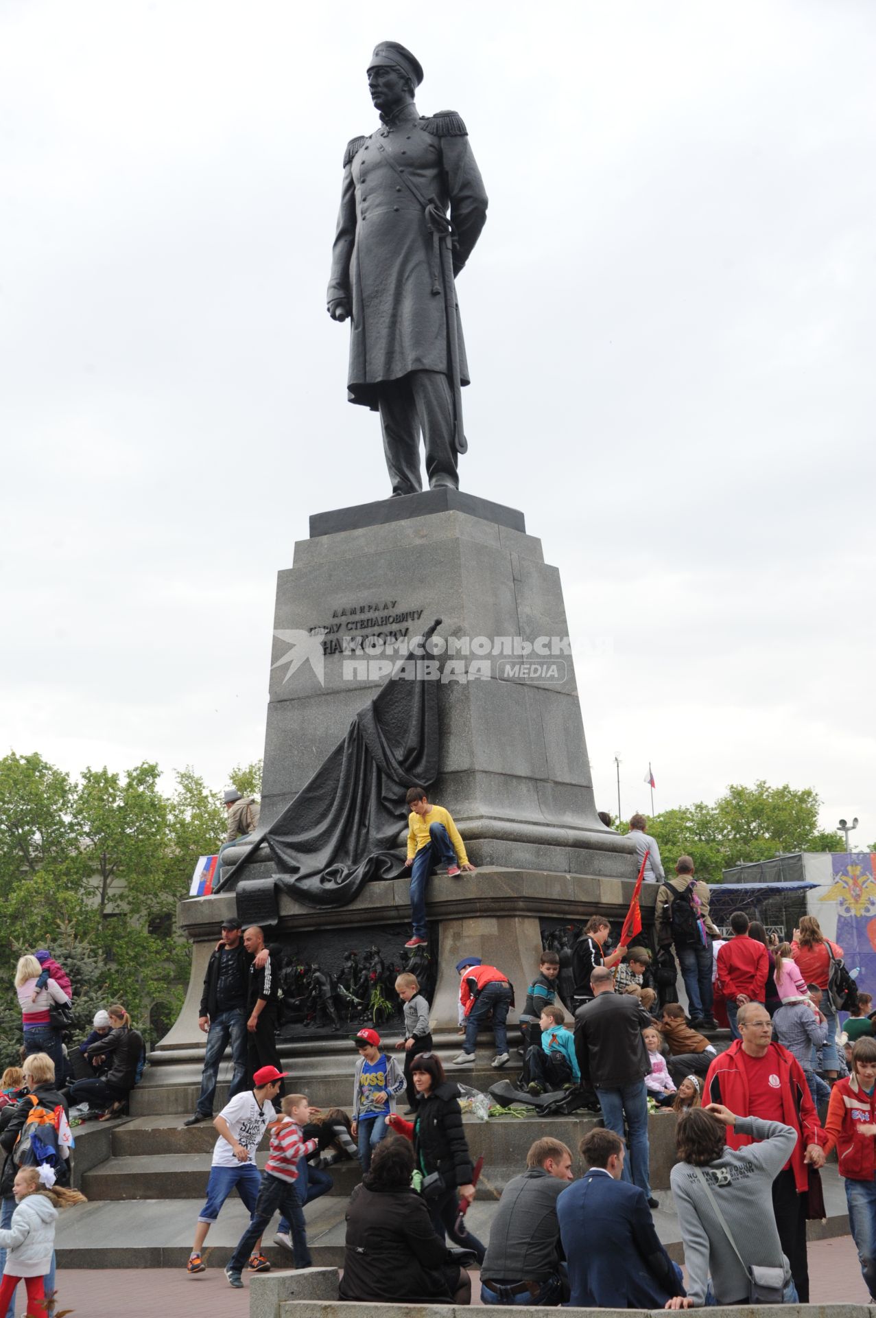 Севастополь. День Победы. На снимке: памятник П. С. Нахимову.