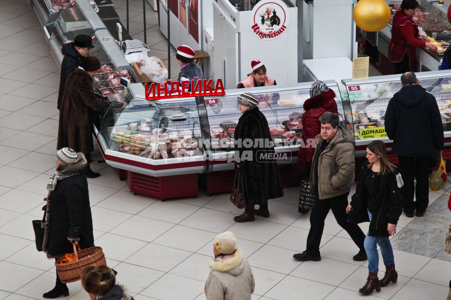 Прилавок с мясом индейки на рынке