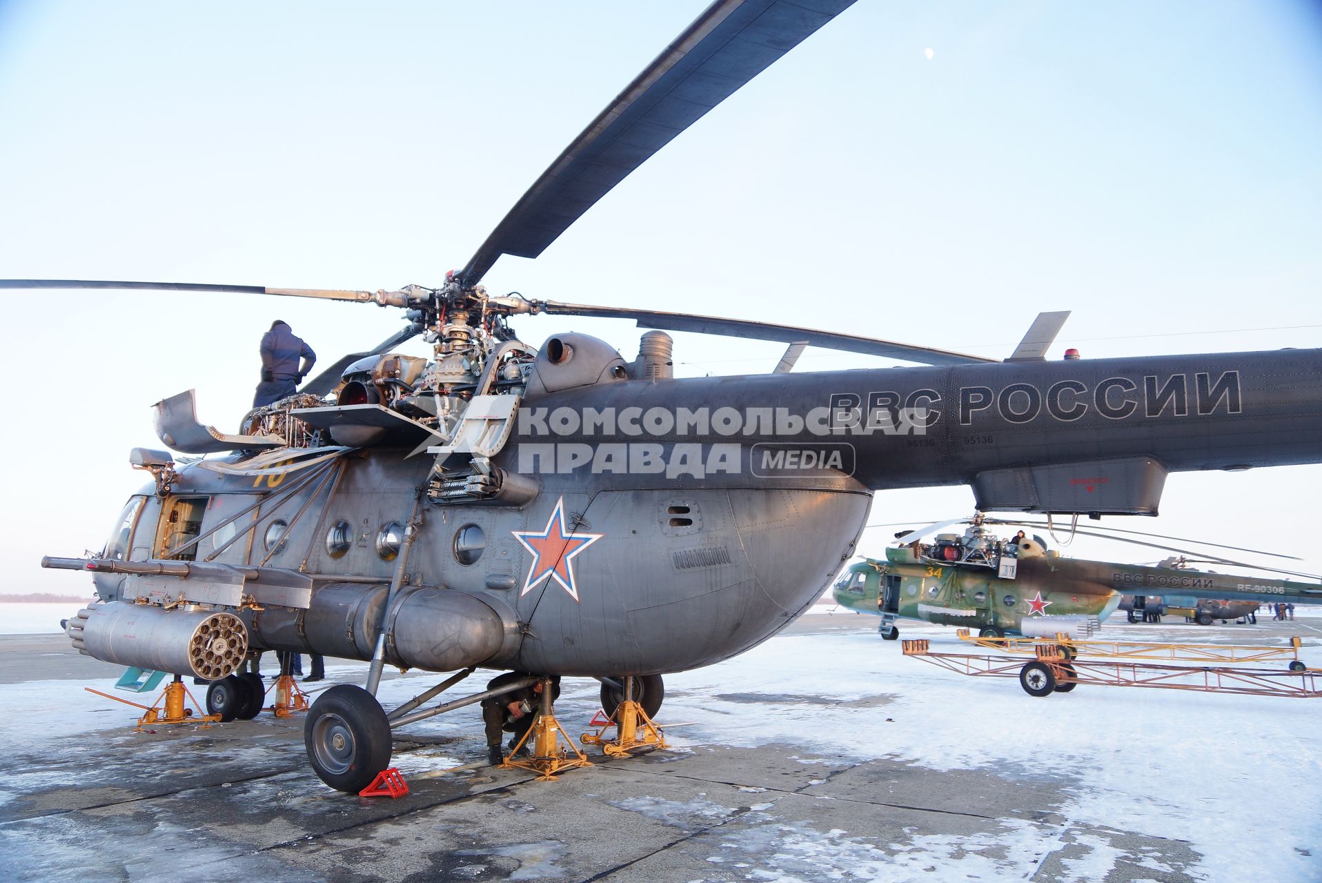 техники проводят техническое обслуживание вертолетов Ми-8 войсковой части ВВС в Каменске-Уральском, после полетов на учебное  воздушное минирования