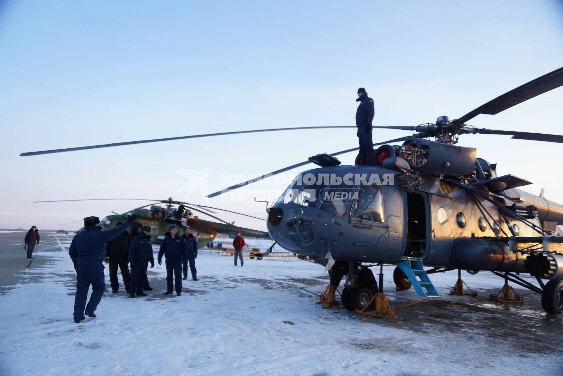 техники проводят техническое обслуживание вертолетов Ми-8 войсковой части ВВС в Каменске-Уральском, после полетов на учебное  воздушное минирования