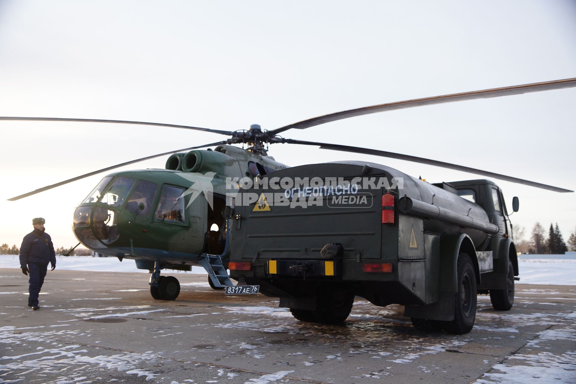 Вертолеты Ми-8 на взлетно-посадочной полосе войсковой части ВВС а Каменске-Уральском, перед началом учебного, воздушного минирования