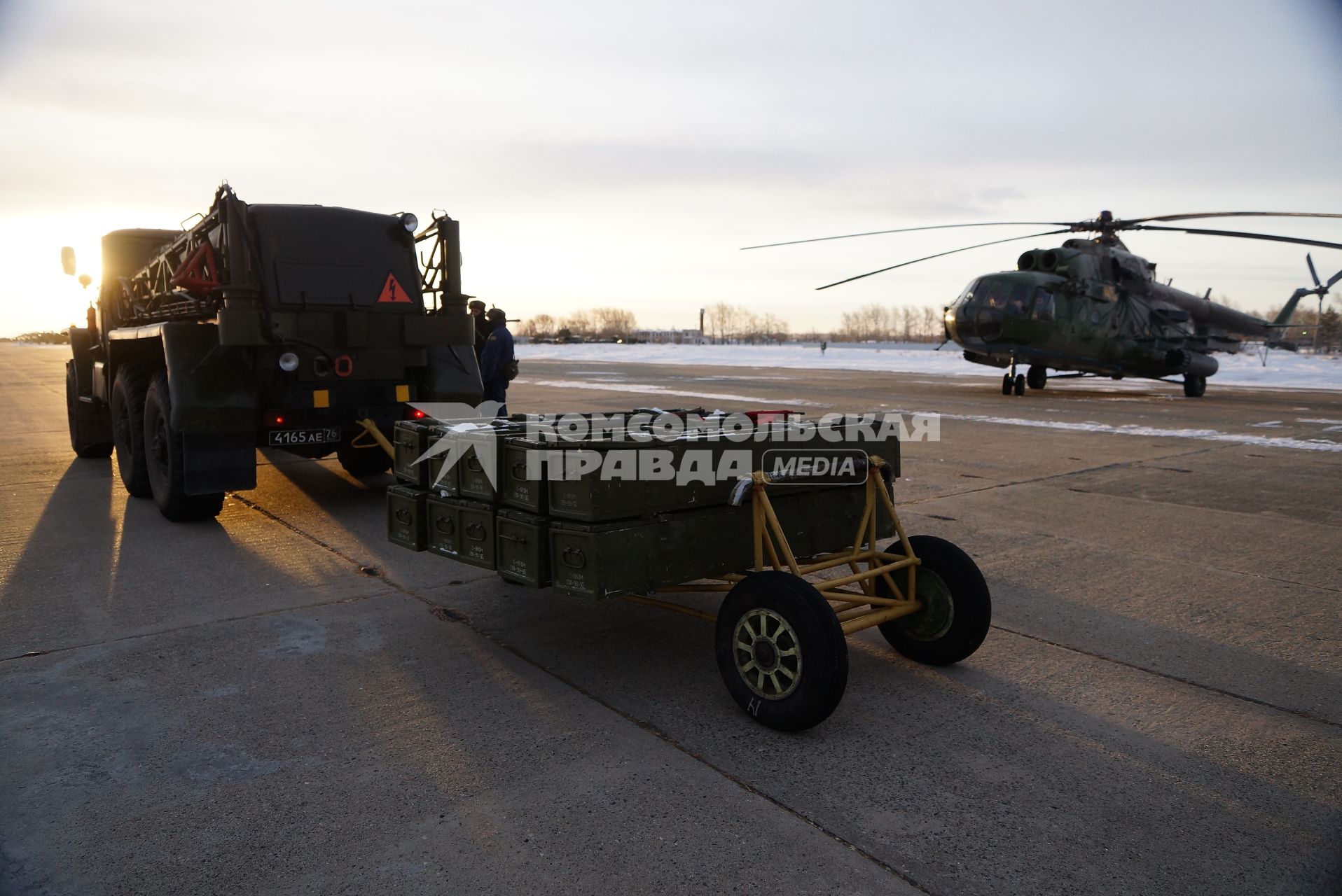 ящики с боеприпасами для зарядки вертолетов Ми-8 войсковой части ВВС а Каменске-Уральском, перед началом учебного, воздушного минирования