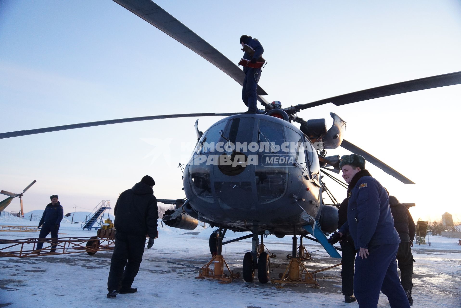 техники проводят техническое обслуживание вертолетов Ми-8 войсковой части ВВС в Каменске-Уральском, после полетов на учебное  воздушное минирования