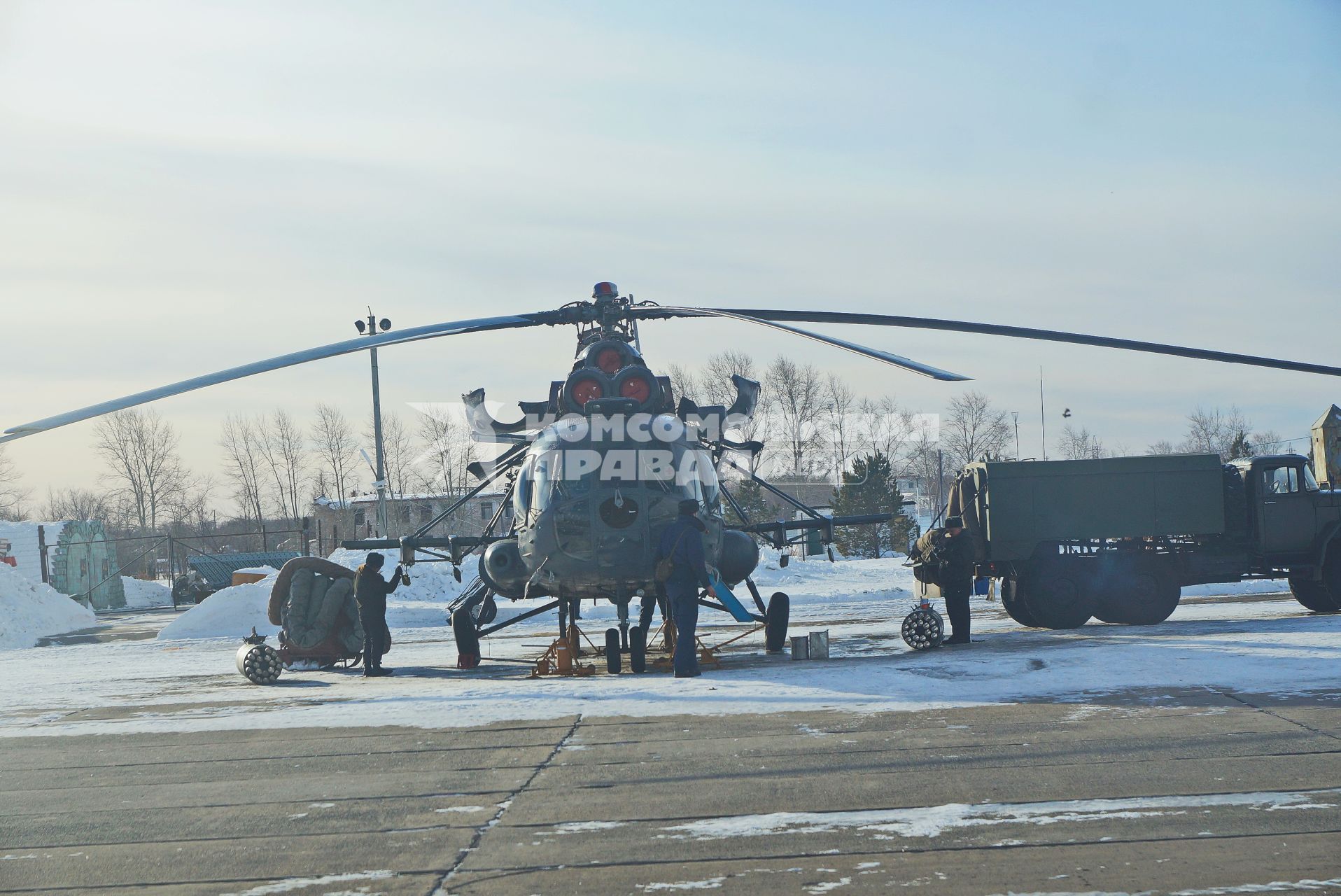 техники проводят техническое обслуживание вертолета Ми-8 перед учебным воздушным минированием