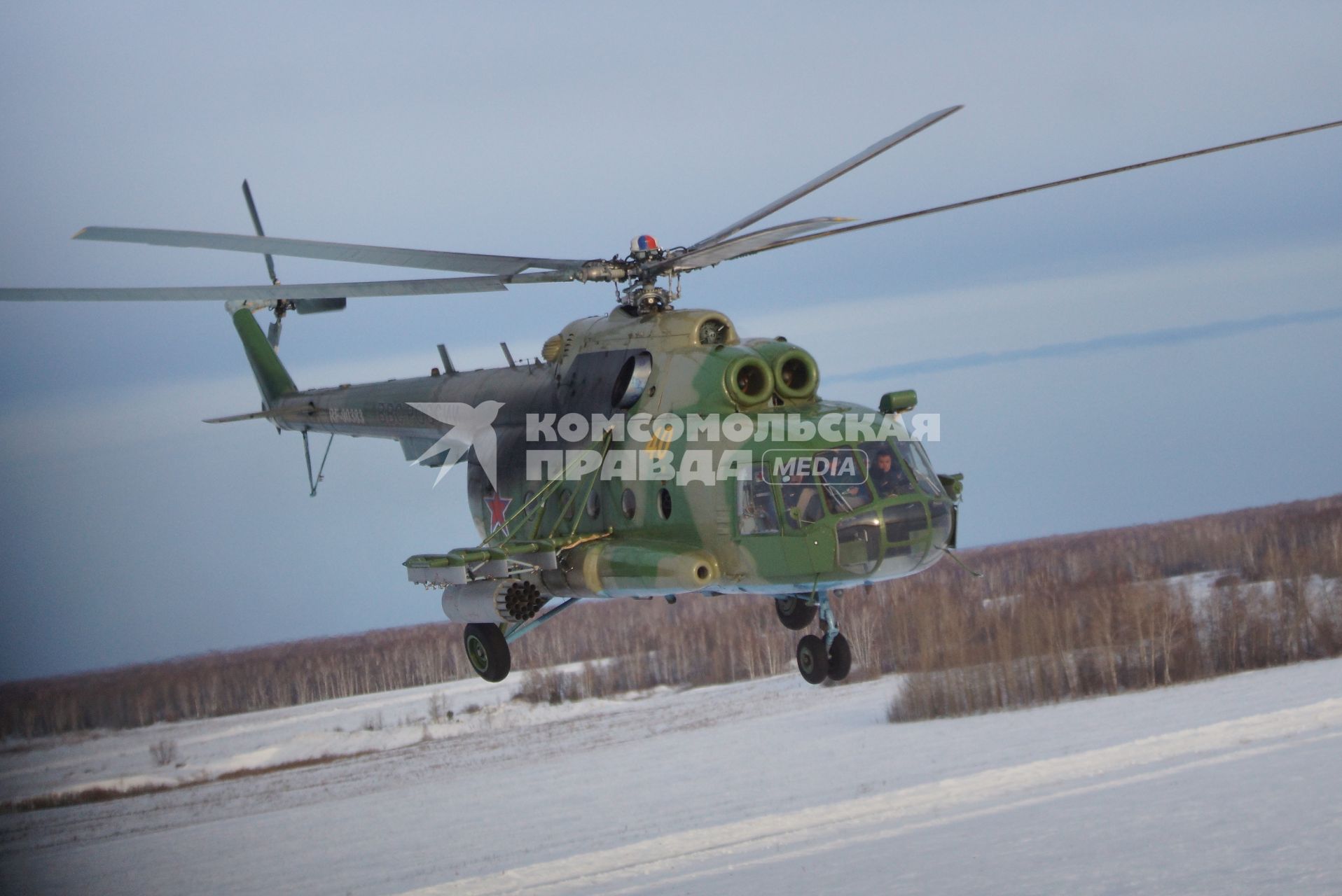 вертолет Ми-8 во время учебного воздушного минирования