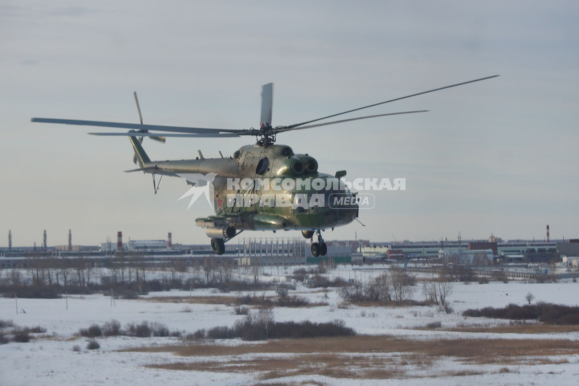 вертолет Ми-8 во время учебного воздушного минирования