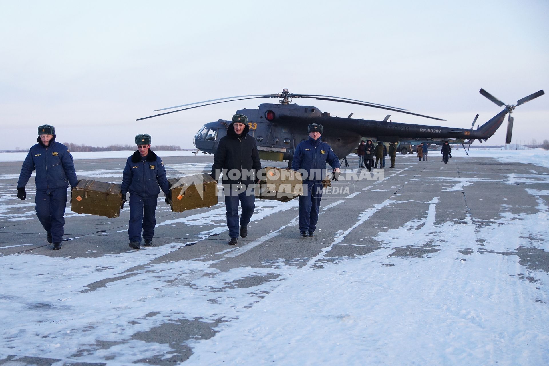 техники несут ящики с боеприпасами для вертолетов Ми-8 войсковой части ВВС в Каменске-Уральском, после полетов на учебное  воздушное минирования