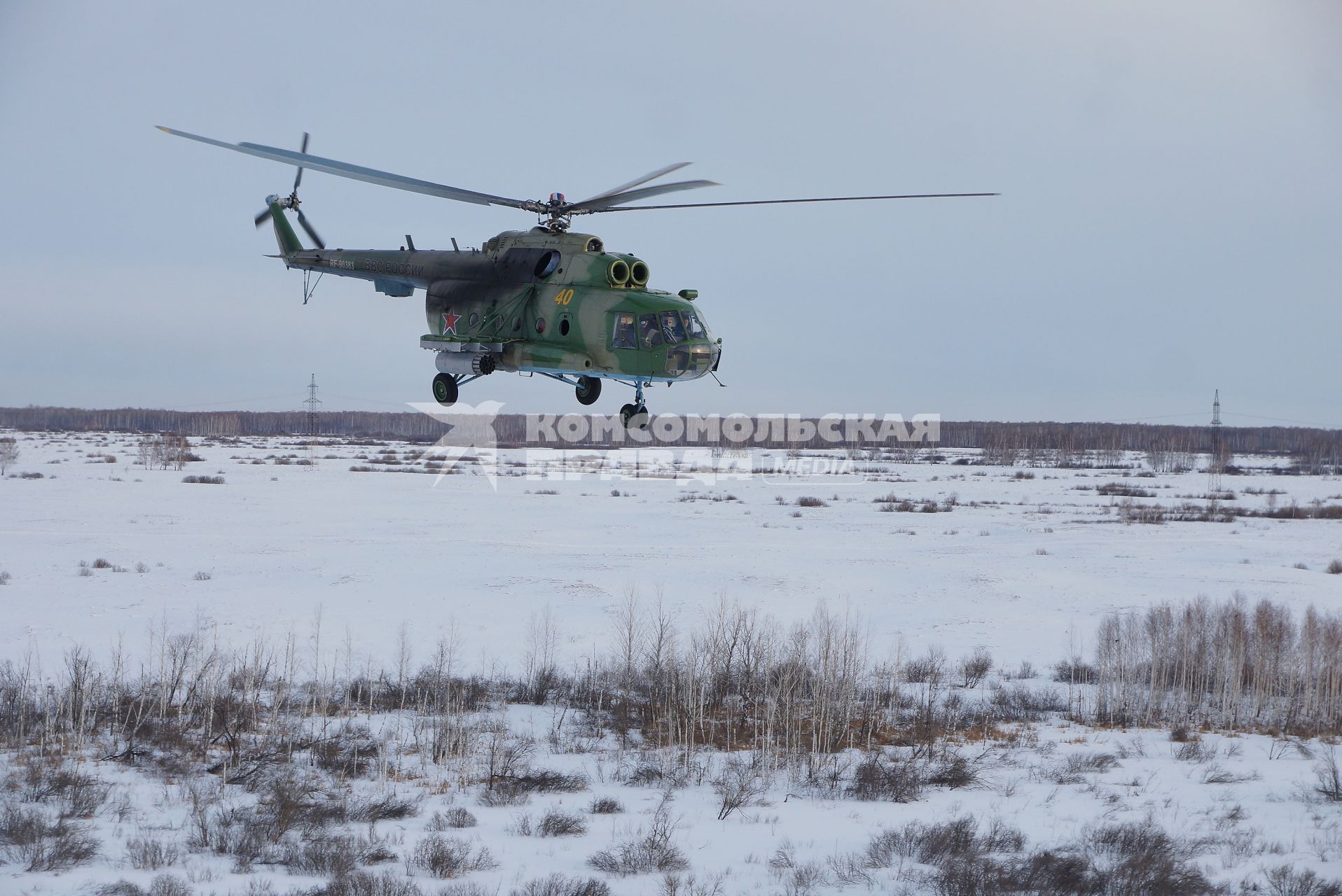 вертолет Ми-8 во время учебного воздушного минирования