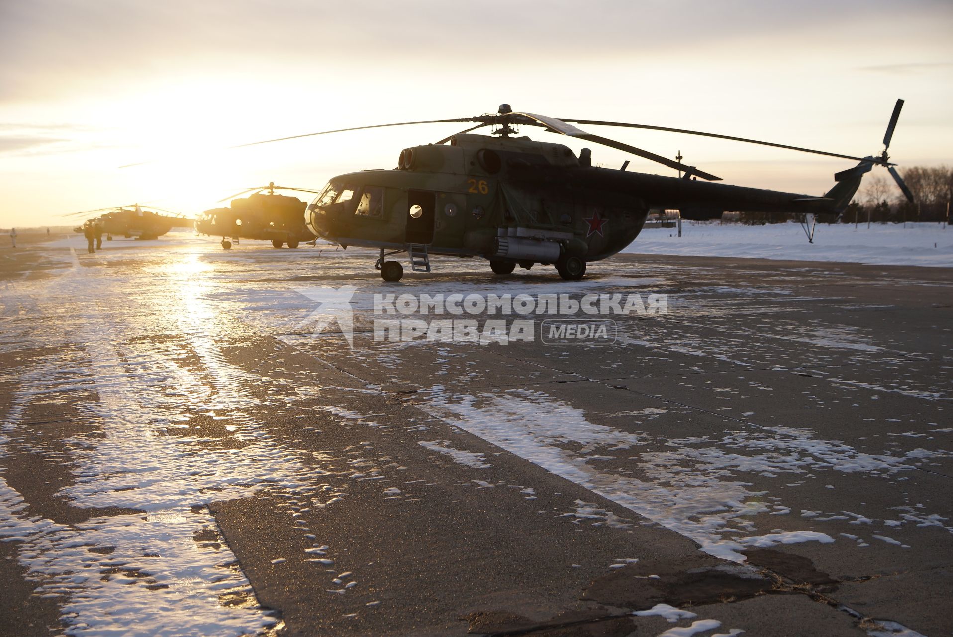 Вертолеты Ми-8 на взлетно-посадочной полосе войсковой части ВВС а Каменске-Уральском, перед началом учебного, воздушного минирования