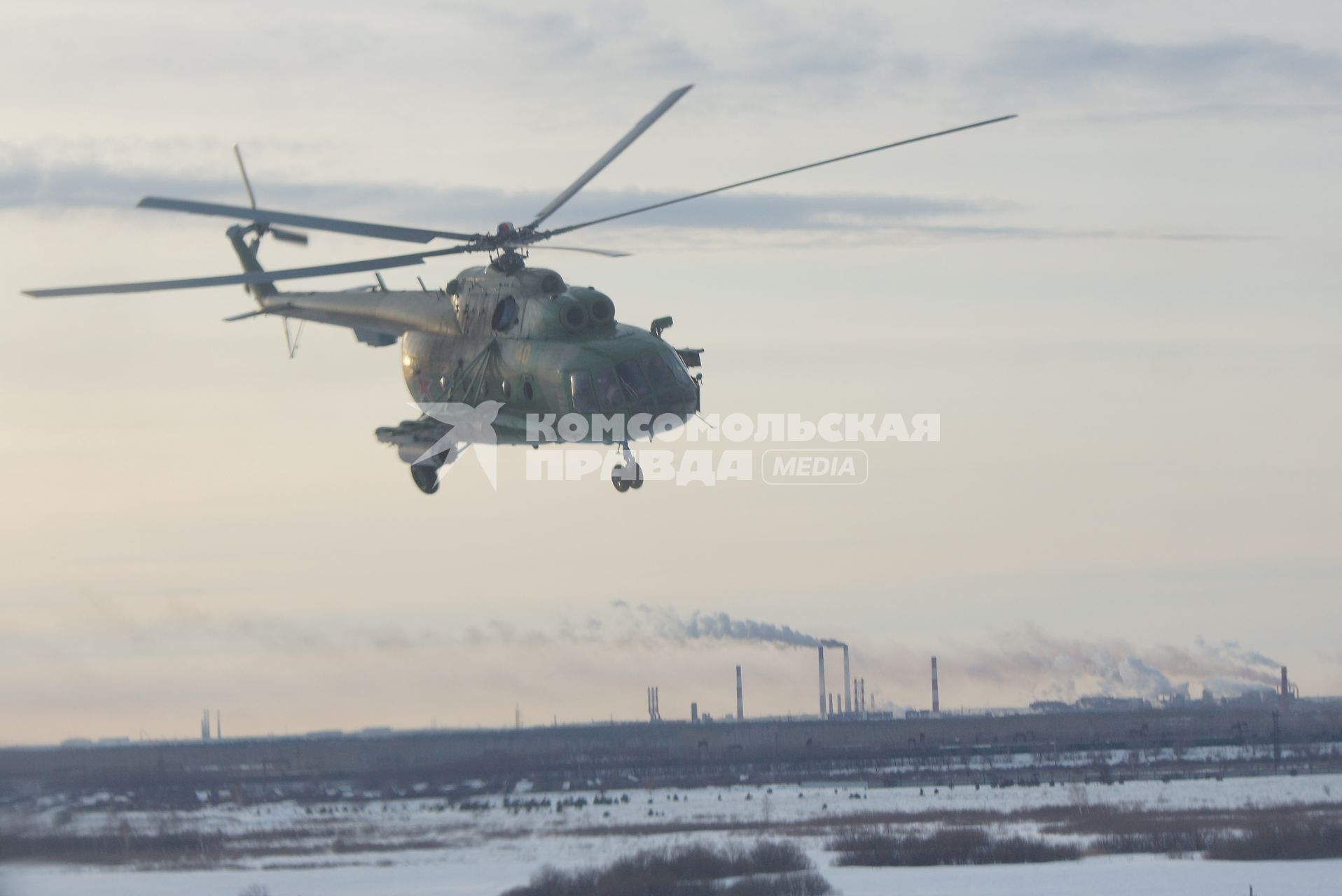 вертолет Ми-8 во время учебного воздушного минирования