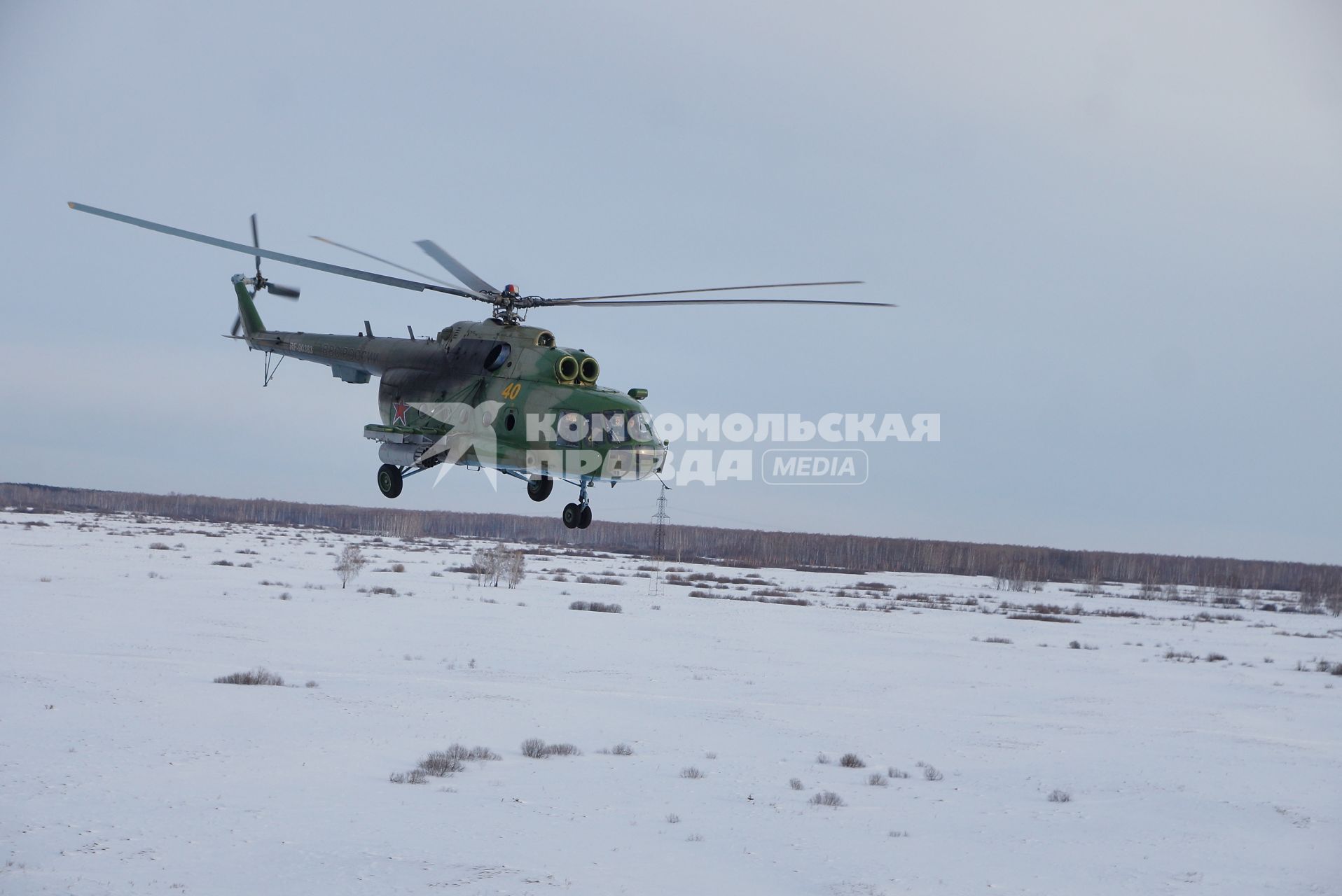 вертолет Ми-8 во время учебного воздушного минирования