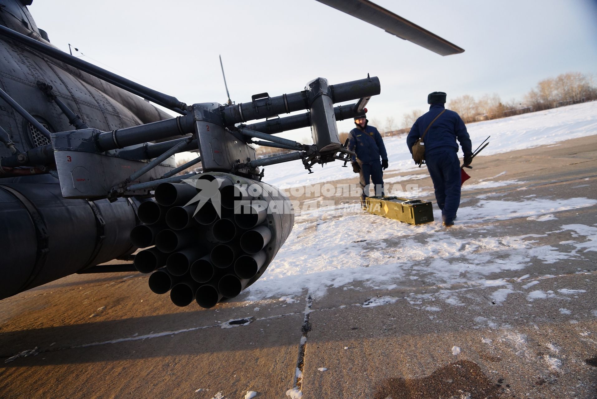 техники несут ящики с боеприпасами для зарядки вертолетов Ми-8 войсковой части ВВС а Каменске-Уральском, перед началом учебного, воздушного минирования