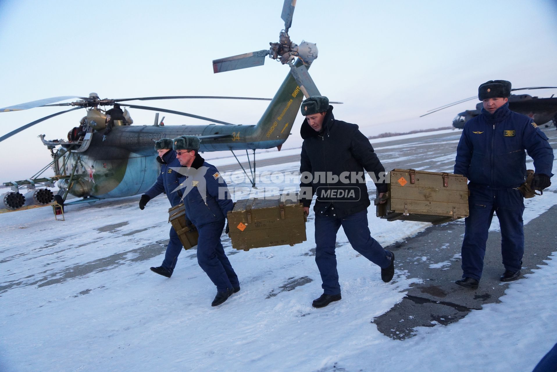 техники несут ящики с боеприпасами для вертолетов Ми-8 войсковой части ВВС в Каменске-Уральском, после полетов на учебное  воздушное минирования