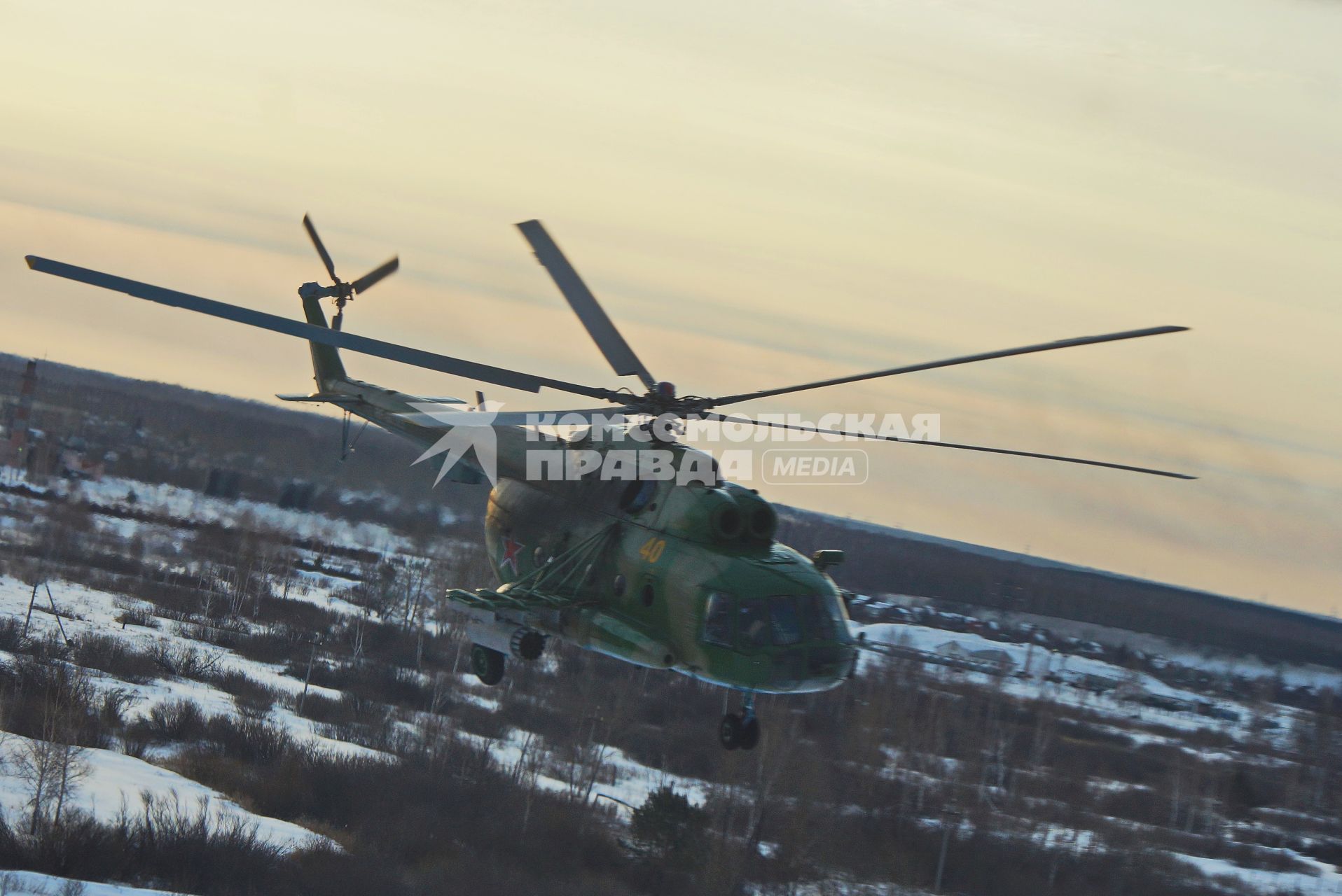 вертолет Ми-8 во время учебного воздушного минирования