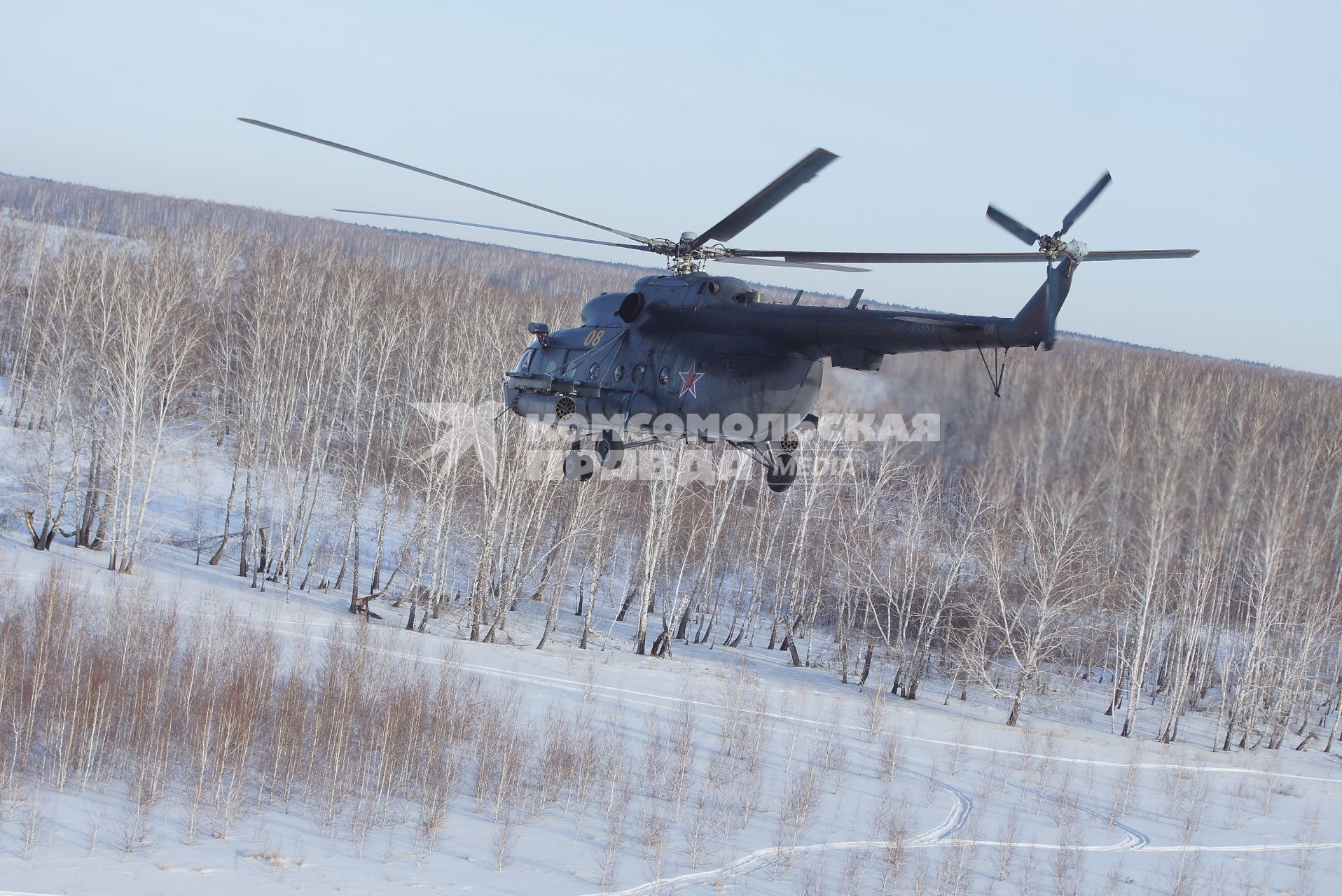 вертолет Ми-8 во время учебного пуска ракет НУРС на полигоне