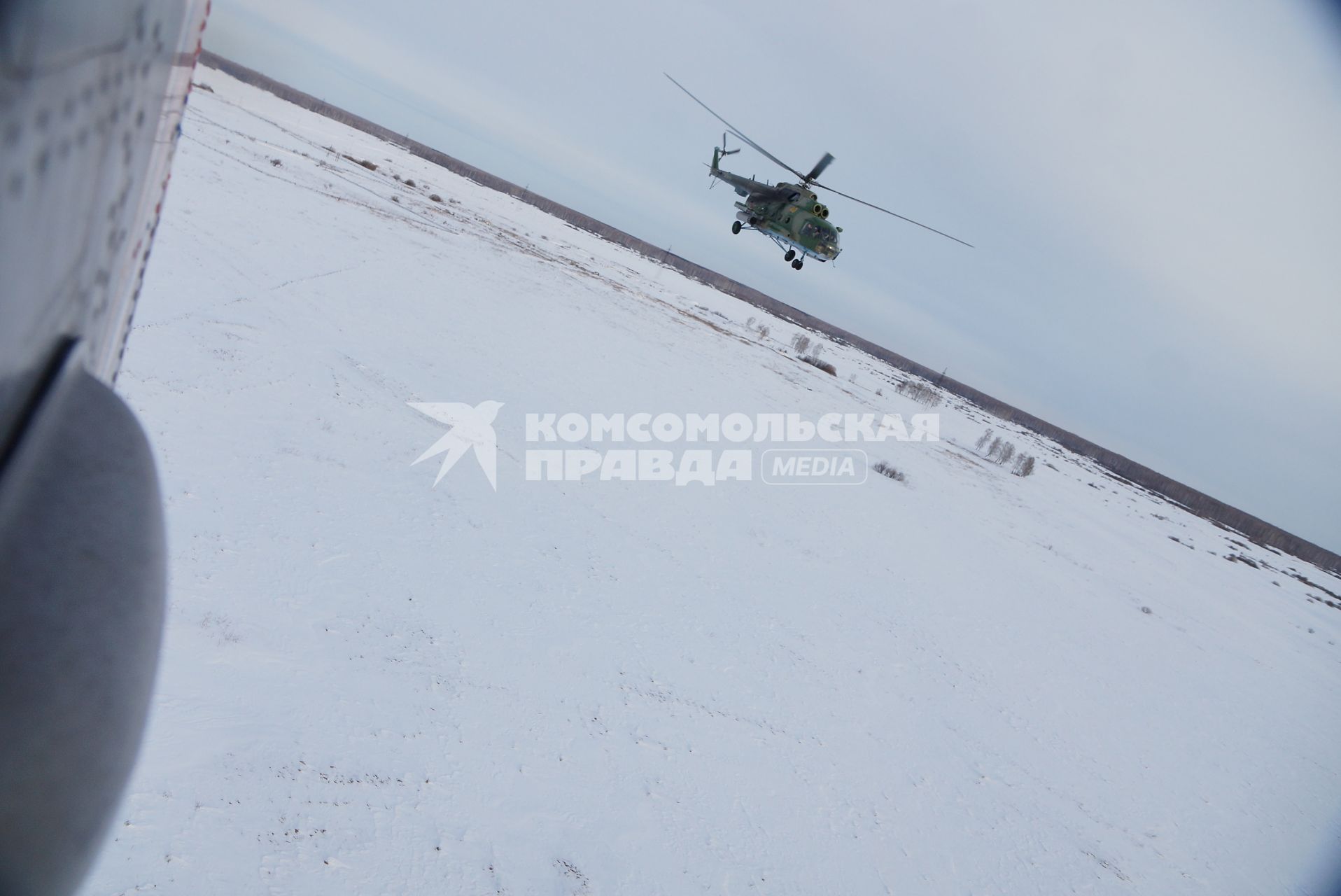 вертолет Ми-8 во время учебного воздушного минирования