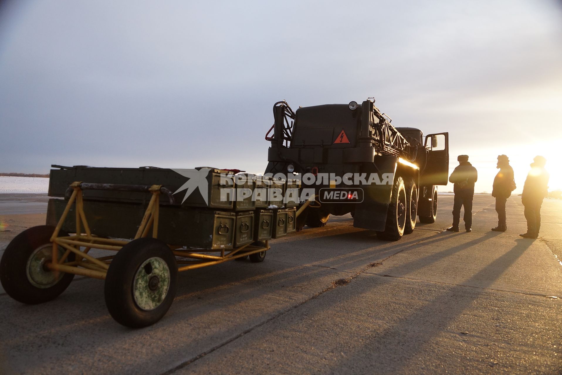 ящики с боеприпасами для зарядки вертолетов Ми-8 войсковой части ВВС а Каменске-Уральском, перед началом учебного, воздушного минирования