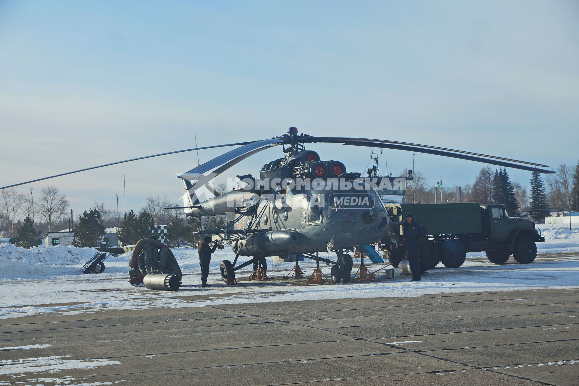 техники проводят техническое обслуживание вертолета Ми-8 перед учебным воздушным минированием