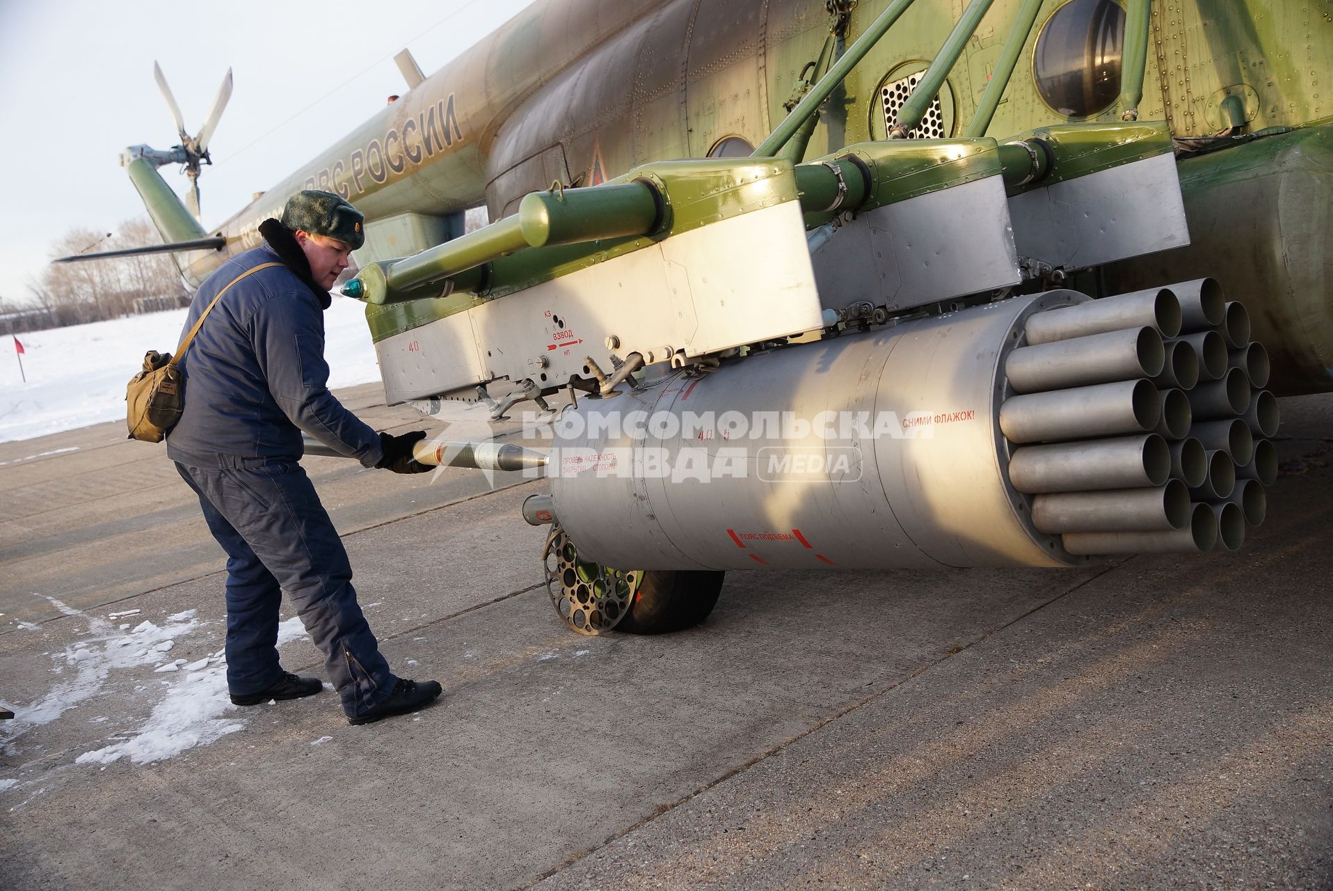 техники заряжают ракеты НУРС в пусковую установку вертолетов Ми-8 войсковой части ВВС в Каменске-Уральском, перед началом учебного, воздушного минирования