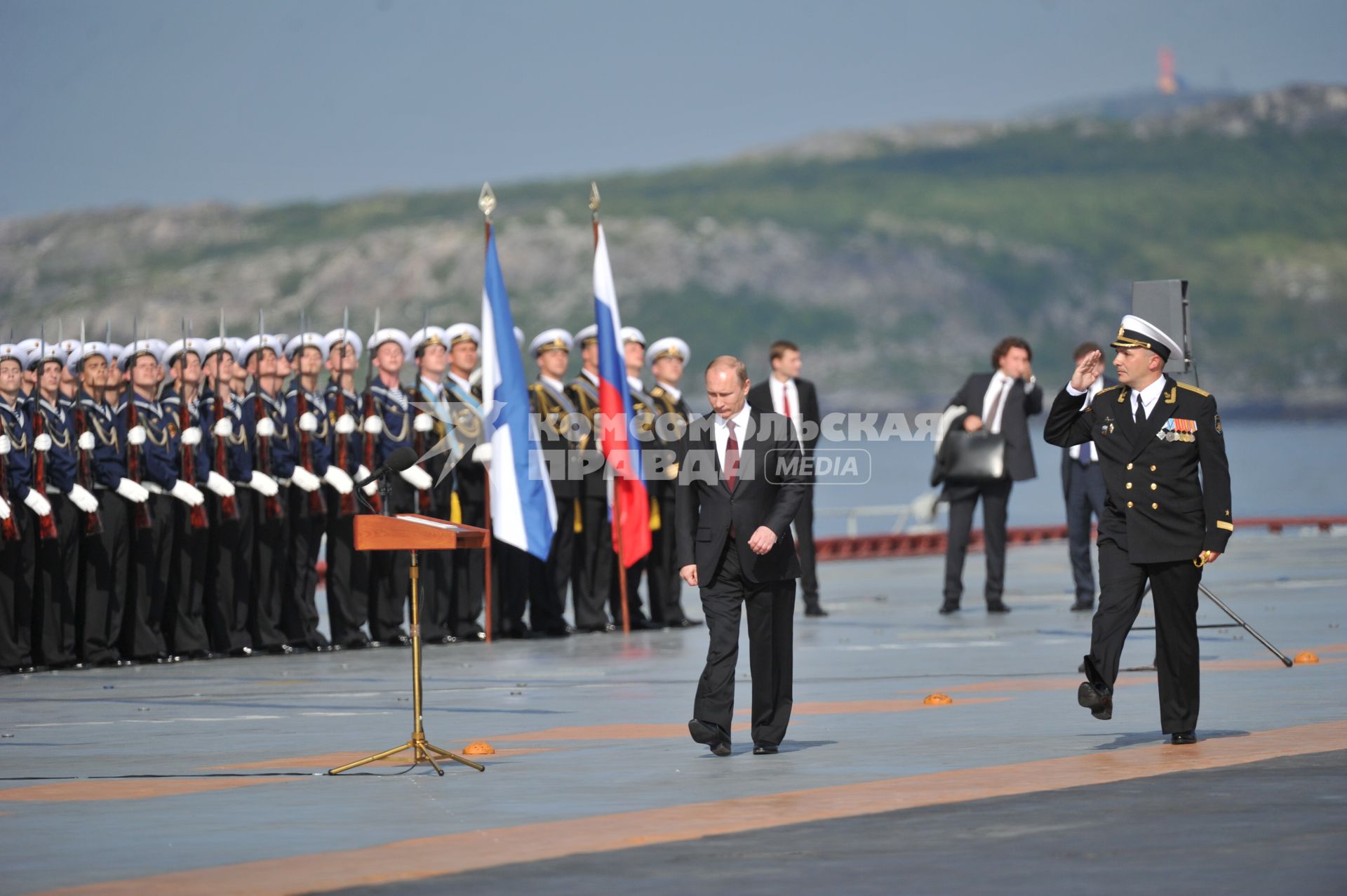 Североморск. Военно-морской парад в День ВМФ РФ. На снимке:  президент РФ Владимир Путин (в центре) и командир авианосца `Адмирал флота Советского Союза Кузнецов`, капитан 1 ранга Сергей Артамонов (справа) на палубе тяжелого авианесущего крейсера `Адмирал флота Советского Союза Кузнецов`..