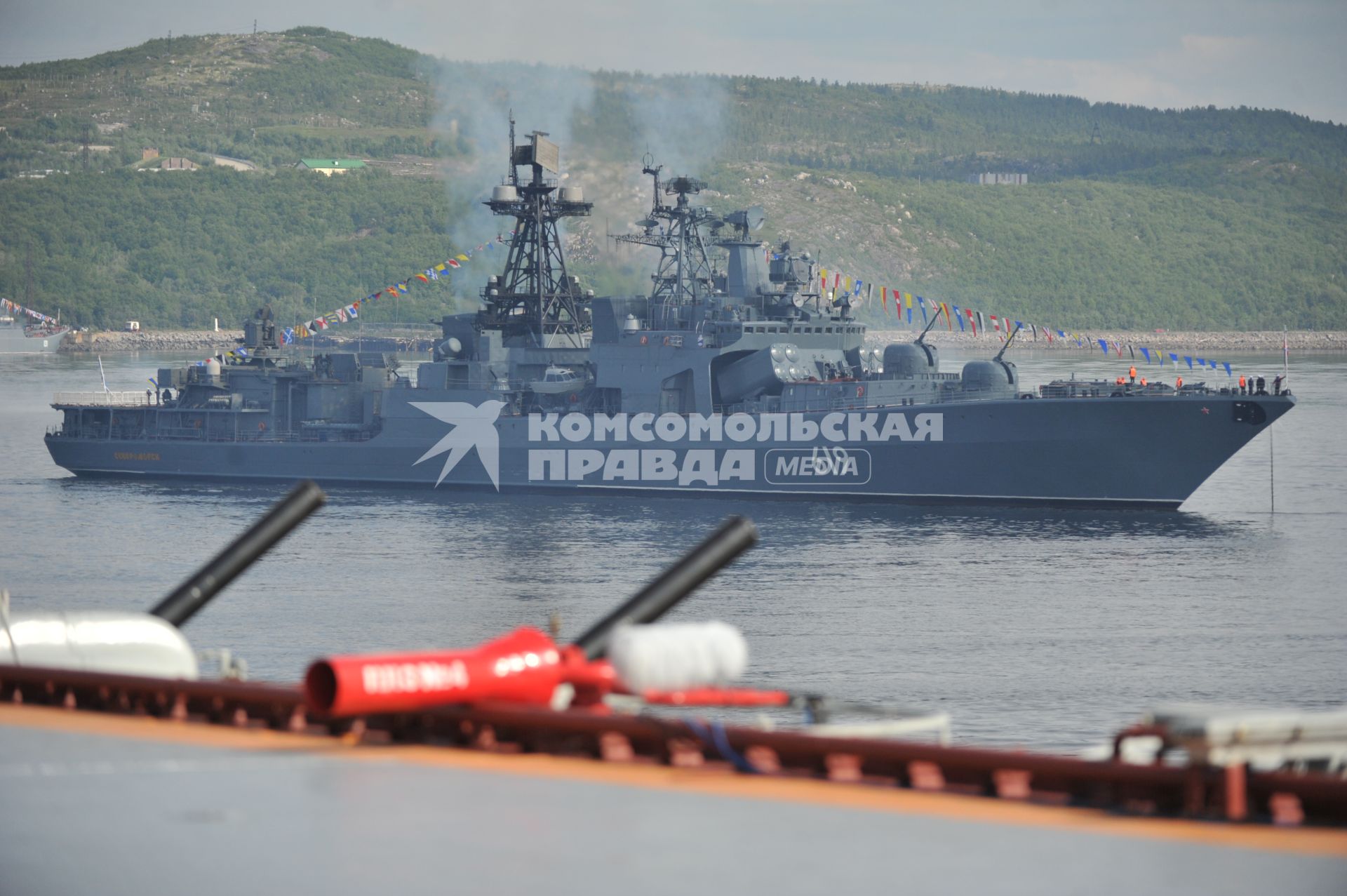 Североморск. Военно-морской парад в День ВМФ РФ. На снимке: большой противолодочный корабль `Североморск`.