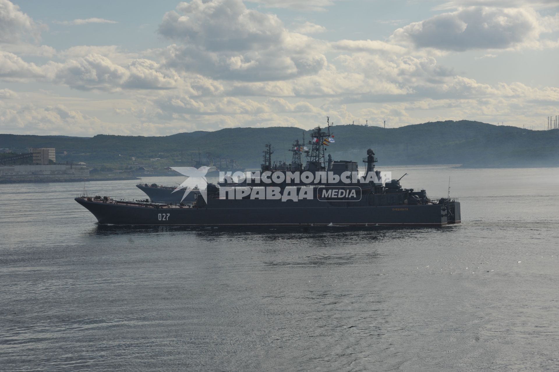 Североморск. Военно-морской парад в День ВМФ РФ. На снимке: большой десантный корабль БДК-182 `Кондопога`.