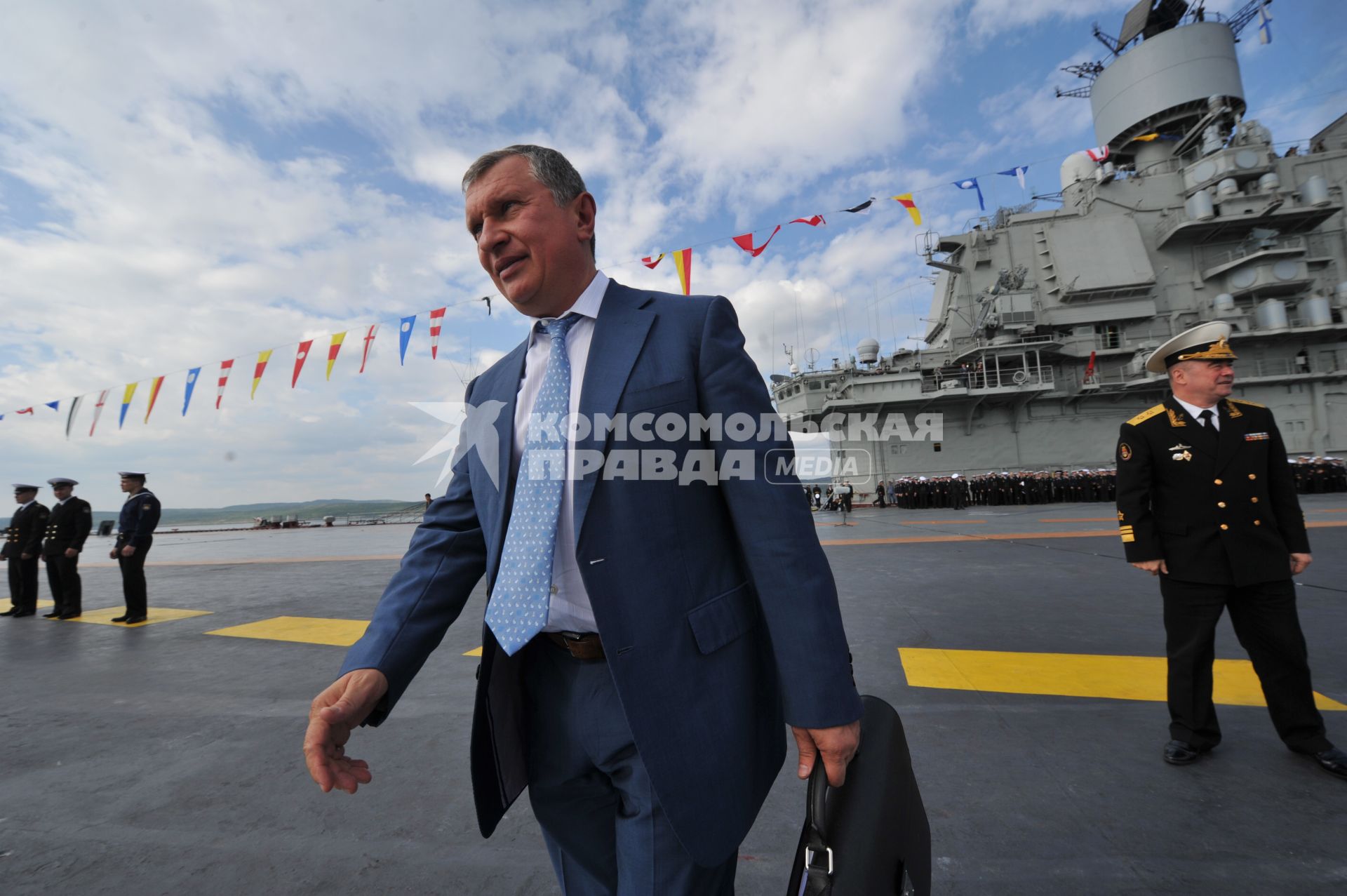 Североморск. Военно-морской парад в День ВМФ РФ. Тяжелый авианесущий крейсер `Адмирал флота Советского Союза Кузнецов`. На снимке: президент компании `Роснефть` Игорь Сечин (слева).