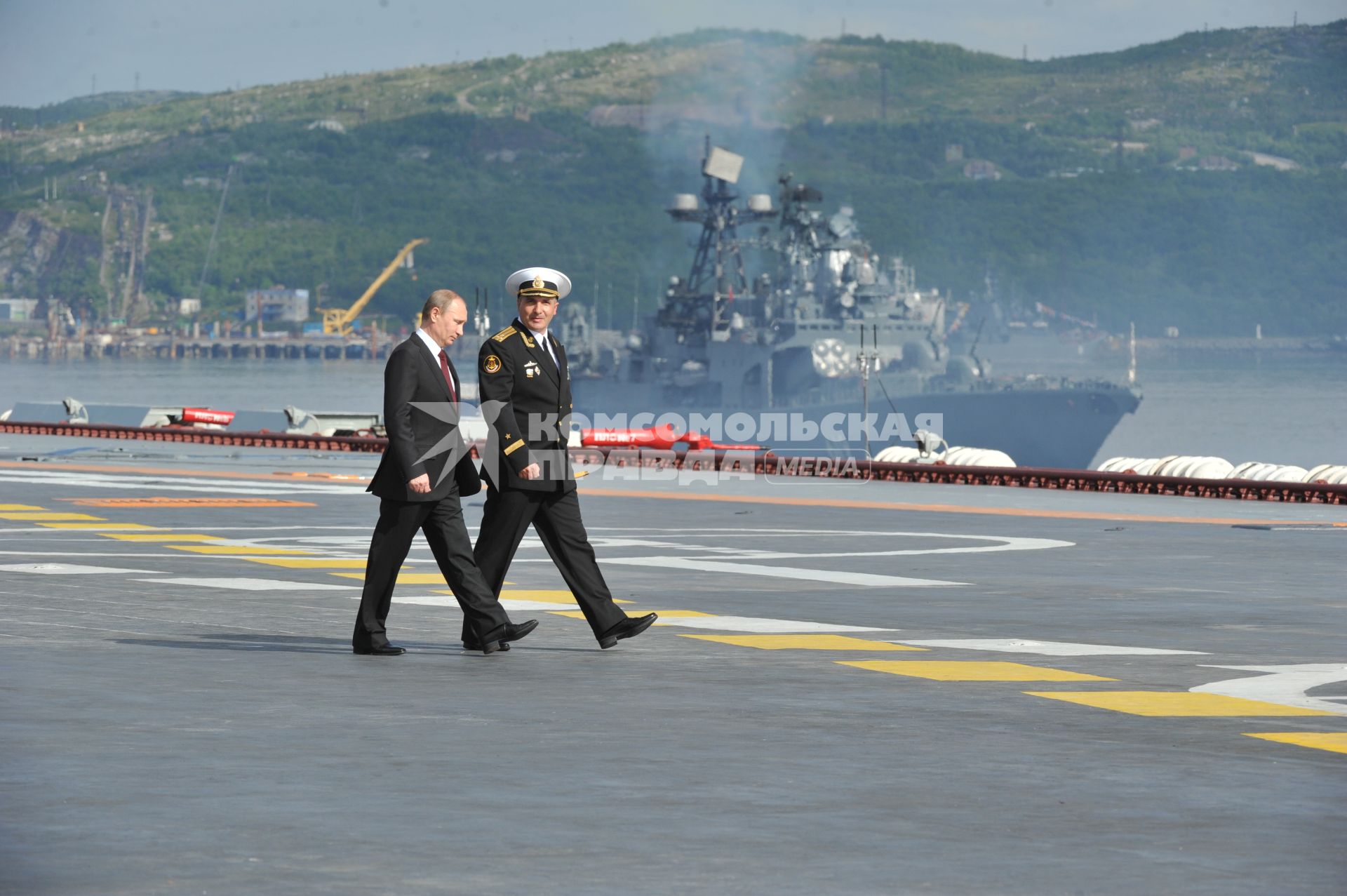 Североморск. Военно-морской парад в День ВМФ РФ. На снимке:  президент РФ Владимир Путин и командир авианосца `Адмирал флота Советского Союза Кузнецов`, капитан 1 ранга Сергей Артамонов (справа) на палубе тяжелого авианесущего крейсера `Адмирал флота Советского Союза Кузнецов`.