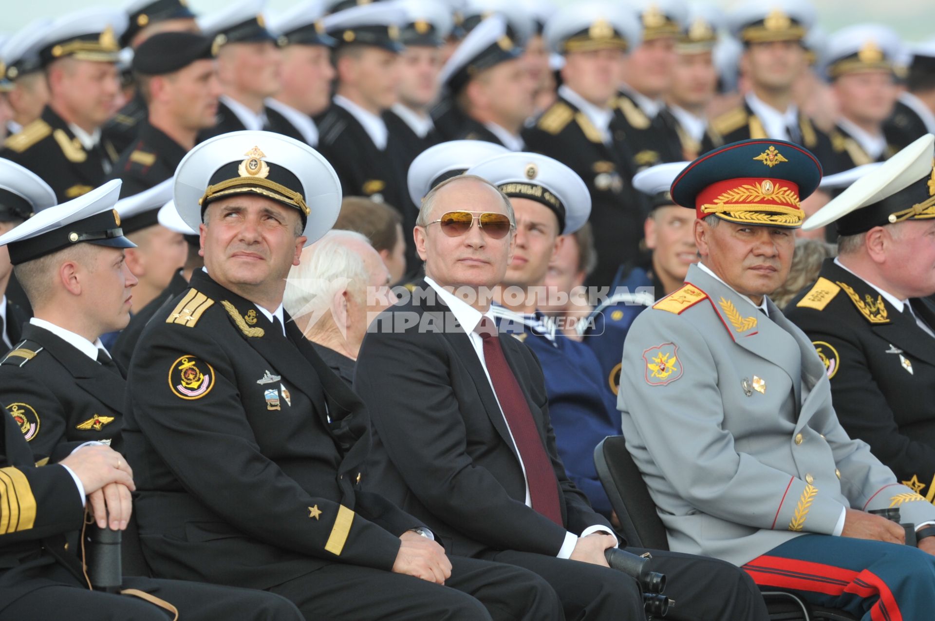 Североморск. Военно-морской парад в День ВМФ РФ. На снимке (слева направо): командир авианосца `Адмирал флота Советского Союза Кузнецов`, капитан 1 ранга Сергей Артамонов, президент РФ Владимир Путин и министр обороны РФ Сергей Шойгу.