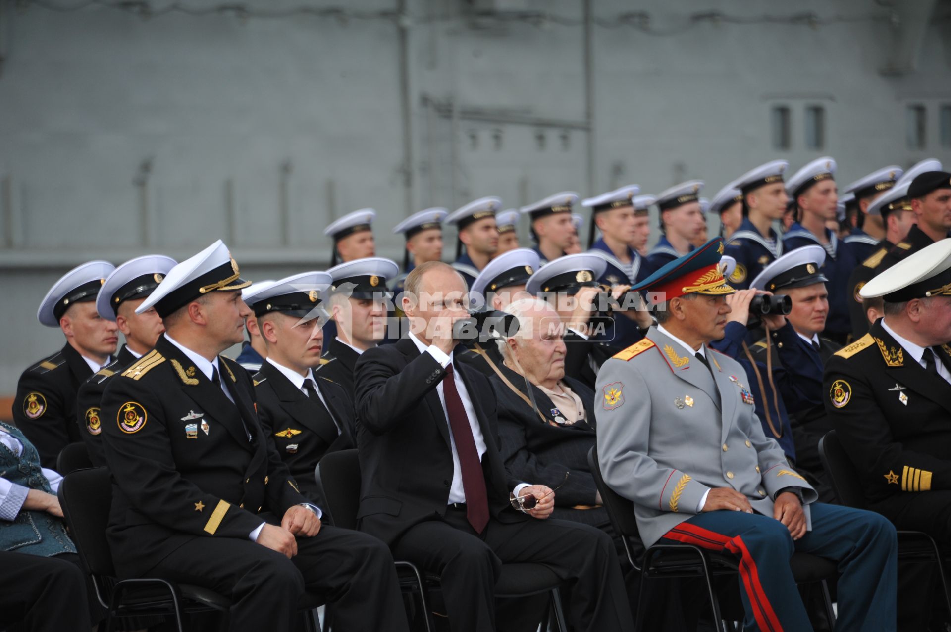 Североморск. Военно-морской парад в День ВМФ РФ. На снимке (слева направо): командир авианосца `Адмирал флота Советского Союза Кузнецов`, капитан 1 ранга Сергей Артамонов, президент РФ Владимир Путин и министр обороны РФ Сергей Шойгу.